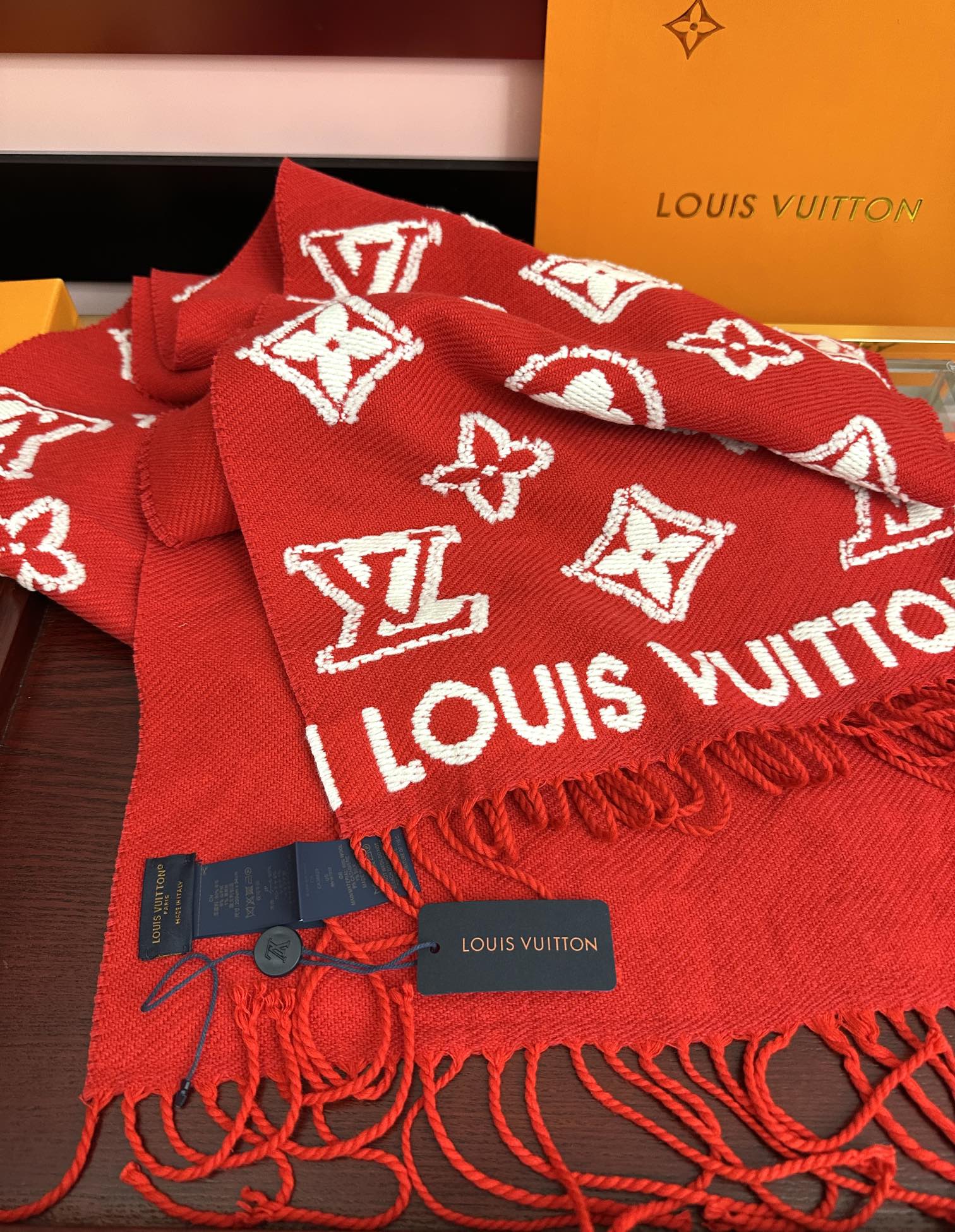 。爆款L家 最新款3D 围巾为柔软毛绒混纺织入 Monogram 图案[得意]再以撞色羊毛皮演绎瞩目 3