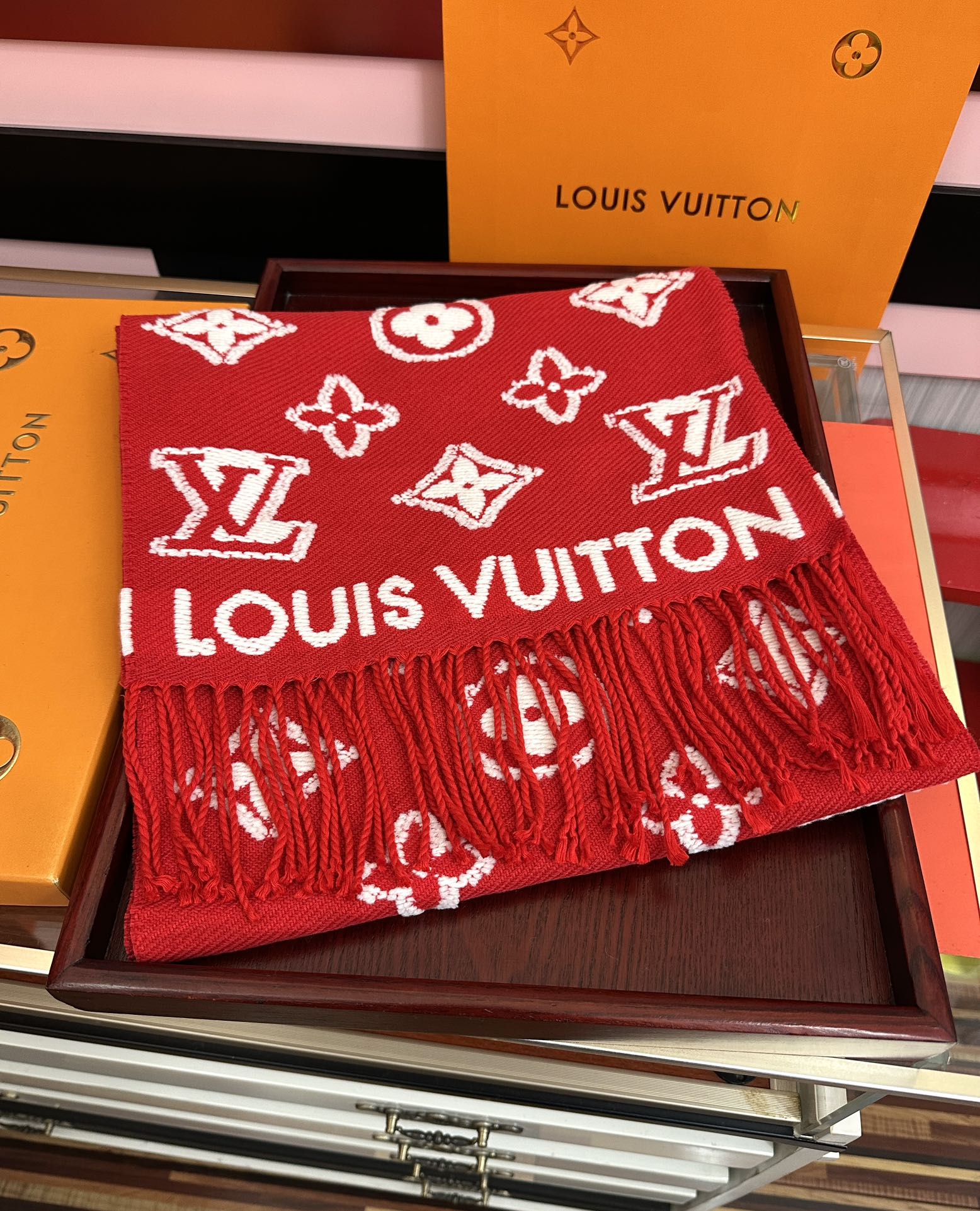 。爆款L家 最新款3D 围巾为柔软毛绒混纺织入 Monogram 图案[得意]再以撞色羊毛皮演绎瞩目 3