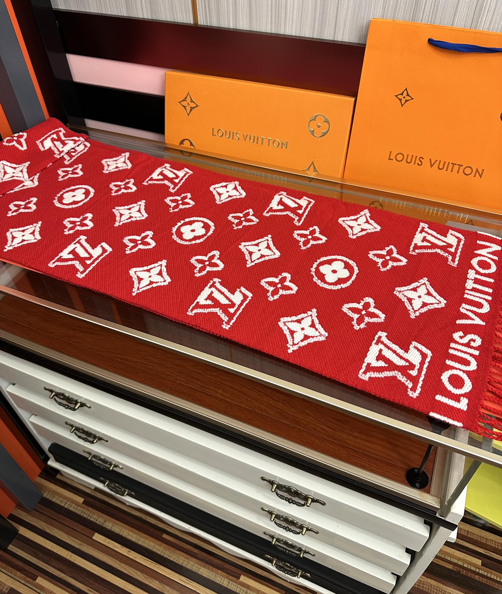 。爆款L家 最新款3D 围巾为柔软毛绒混纺织入 Monogram 图案[得意]再以撞色羊毛皮演绎瞩目 3