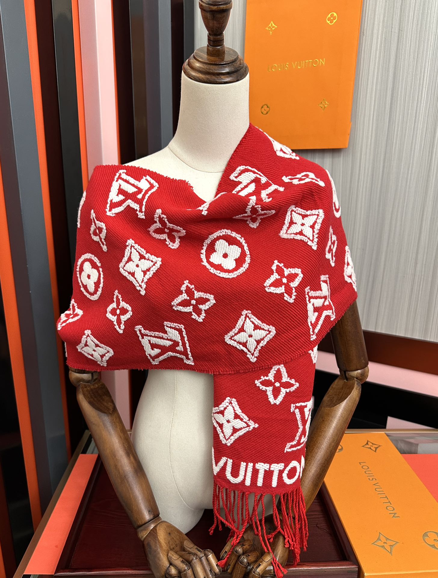 。爆款L家 最新款3D 围巾为柔软毛绒混纺织入 Monogram 图案[得意]再以撞色羊毛皮演绎瞩目 3