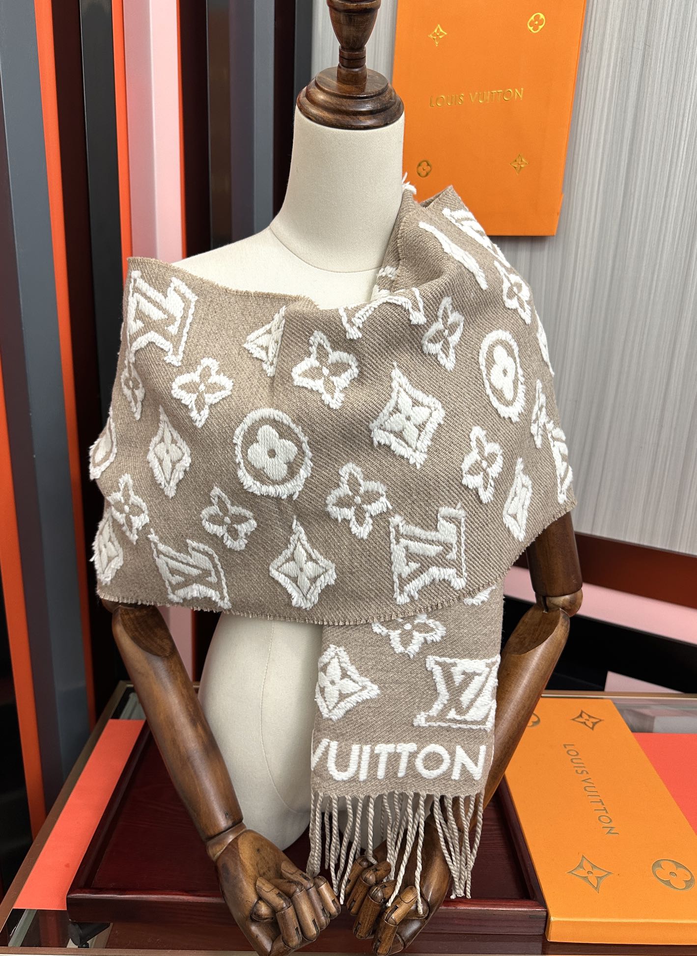 。爆款L家 最新款3D 围巾为柔软毛绒混纺织入 Monogram 图案[得意]再以撞色羊毛皮演绎瞩目 3