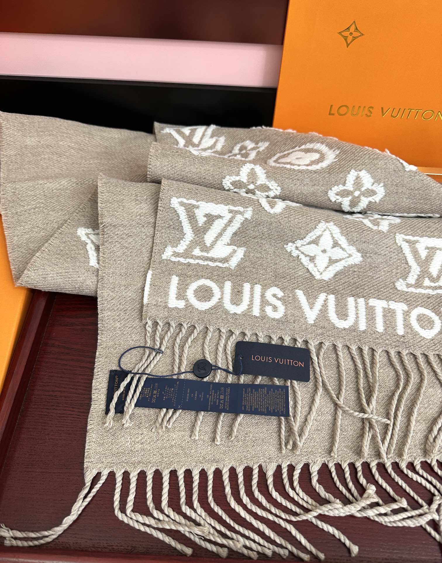 。爆款L家 最新款3D 围巾为柔软毛绒混纺织入 Monogram 图案[得意]再以撞色羊毛皮演绎瞩目 3