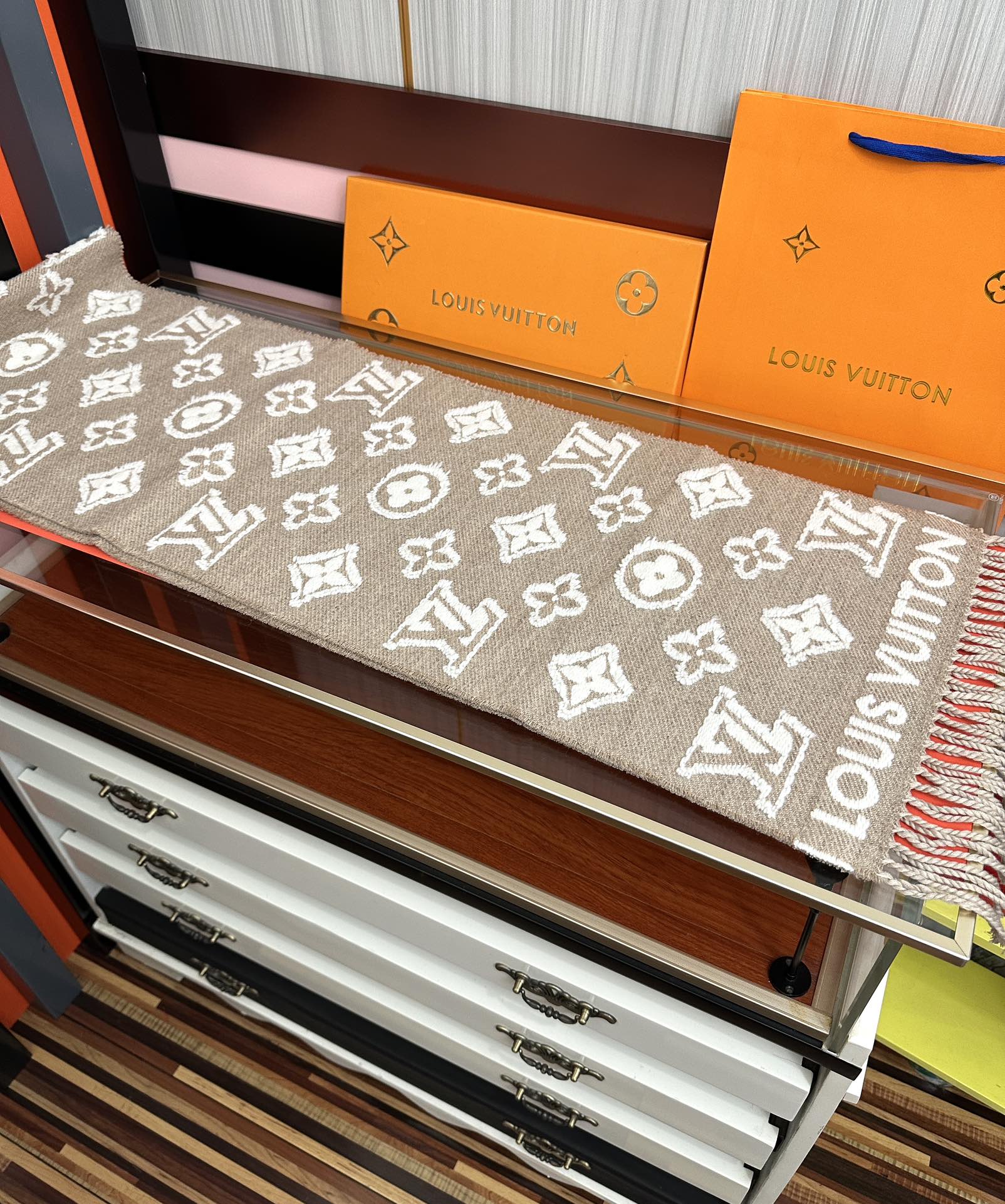 。爆款L家 最新款3D 围巾为柔软毛绒混纺织入 Monogram 图案[得意]再以撞色羊毛皮演绎瞩目 3