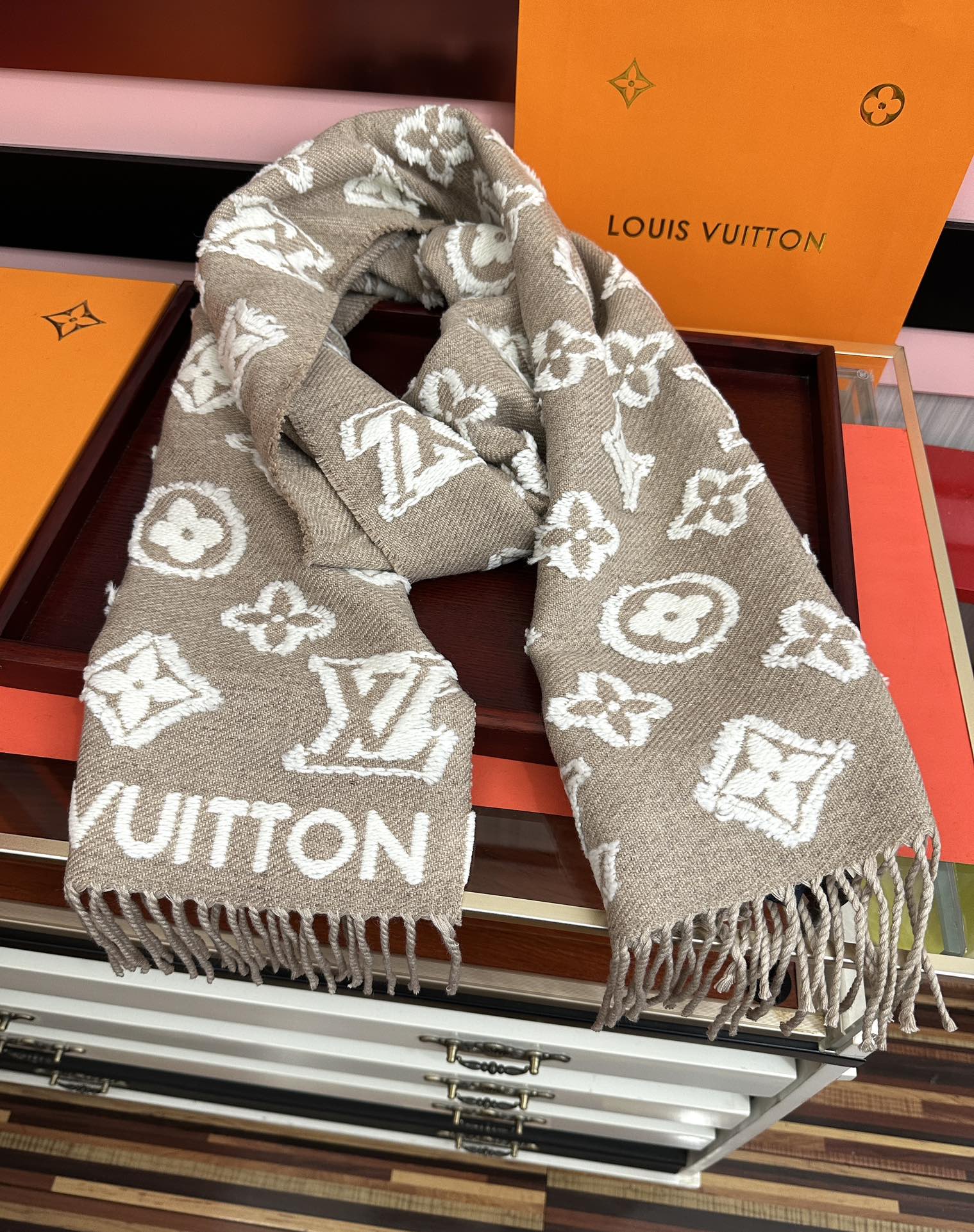 。爆款L家 最新款3D 围巾为柔软毛绒混纺织入 Monogram 图案[得意]再以撞色羊毛皮演绎瞩目 3