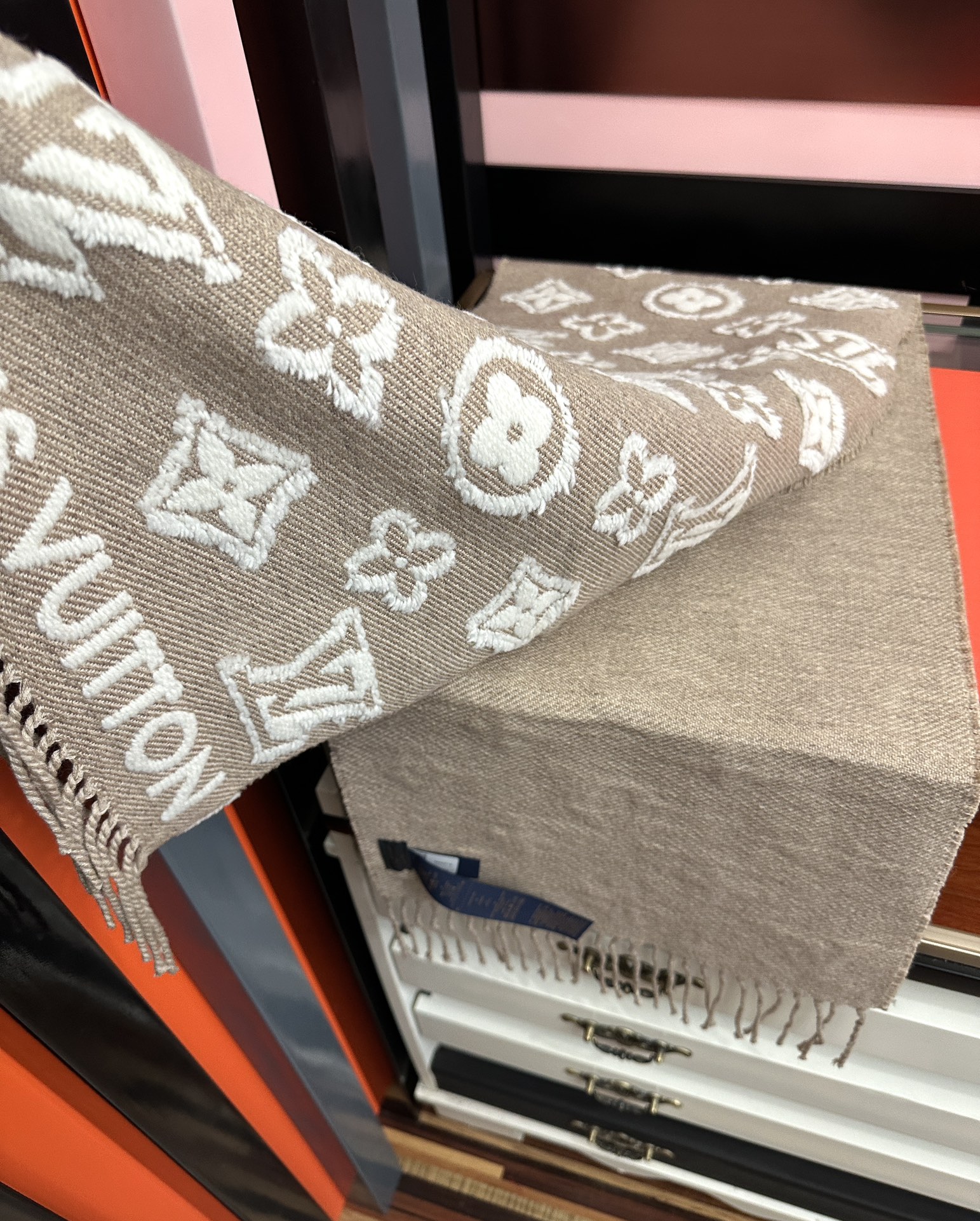 。爆款L家 最新款3D 围巾为柔软毛绒混纺织入 Monogram 图案[得意]再以撞色羊毛皮演绎瞩目 3