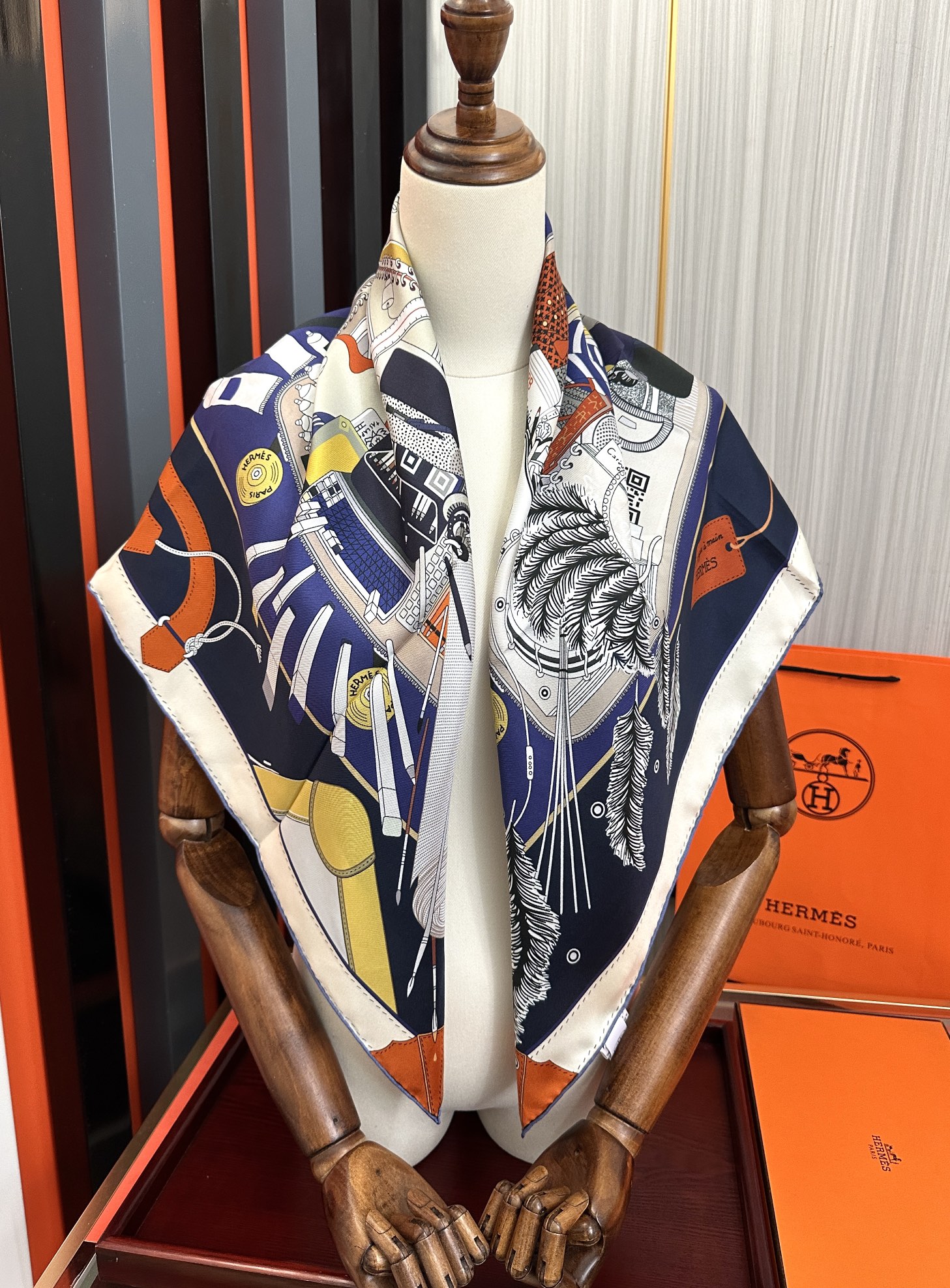 。爱 马 仕 官网同步手工卷边真丝方巾[得意] 这款爱马家展现强大而迷人的女性魅力精髓[色]此90厘米方