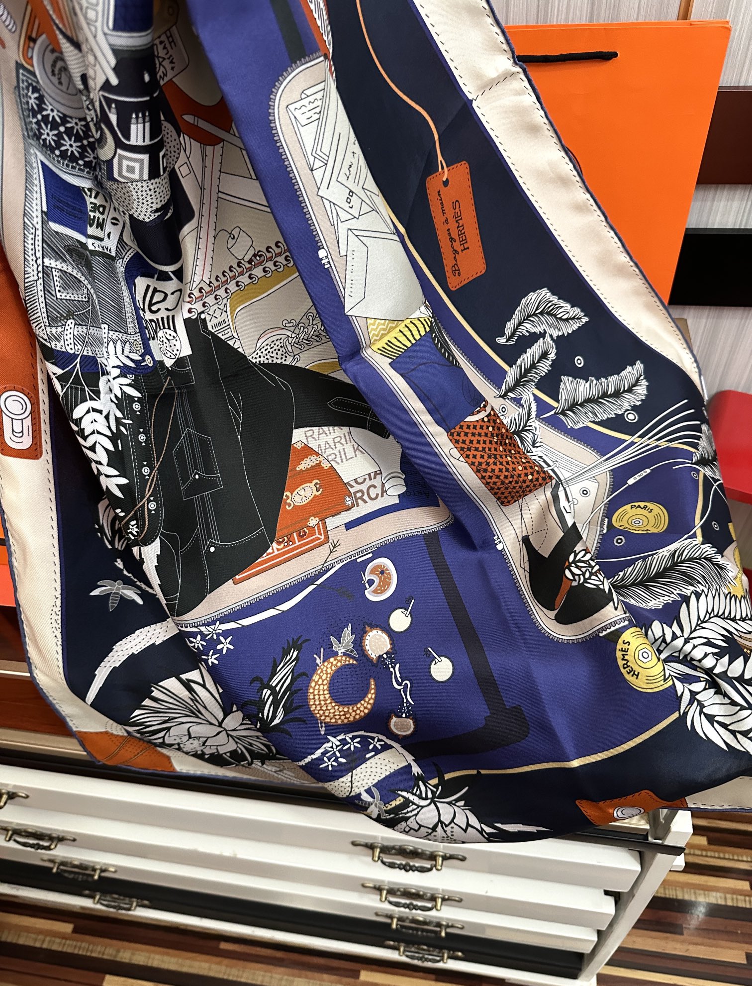 。爱 马 仕 官网同步手工卷边真丝方巾[得意] 这款爱马家展现强大而迷人的女性魅力精髓[色]此90厘米方