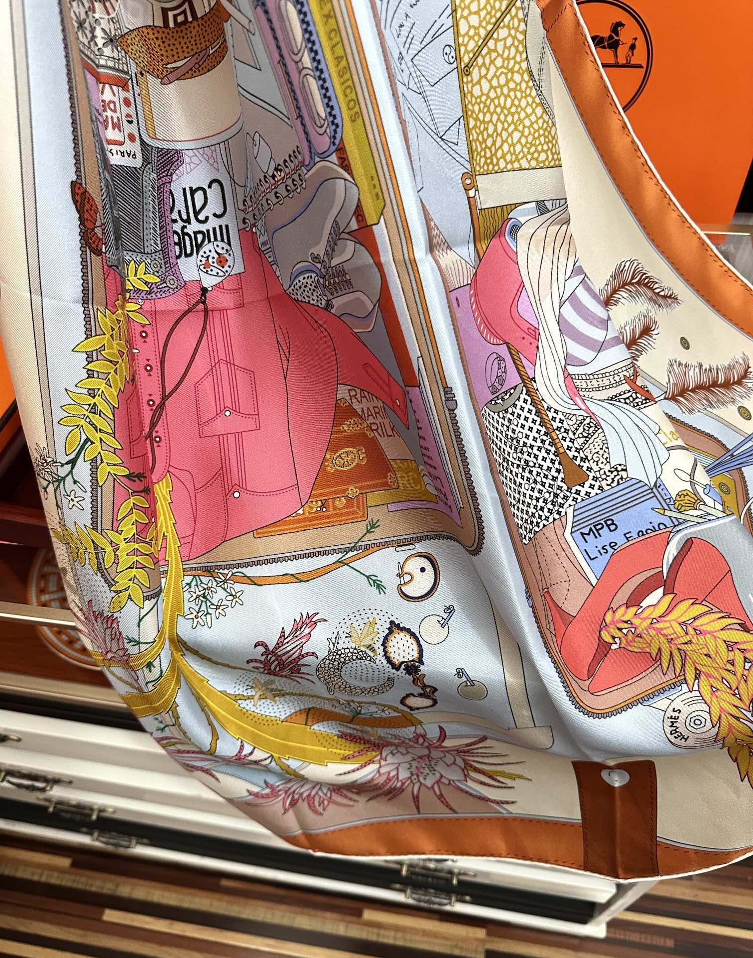 。爱 马 仕 官网同步手工卷边真丝方巾[得意] 这款爱马家展现强大而迷人的女性魅力精髓[色]此90厘米方