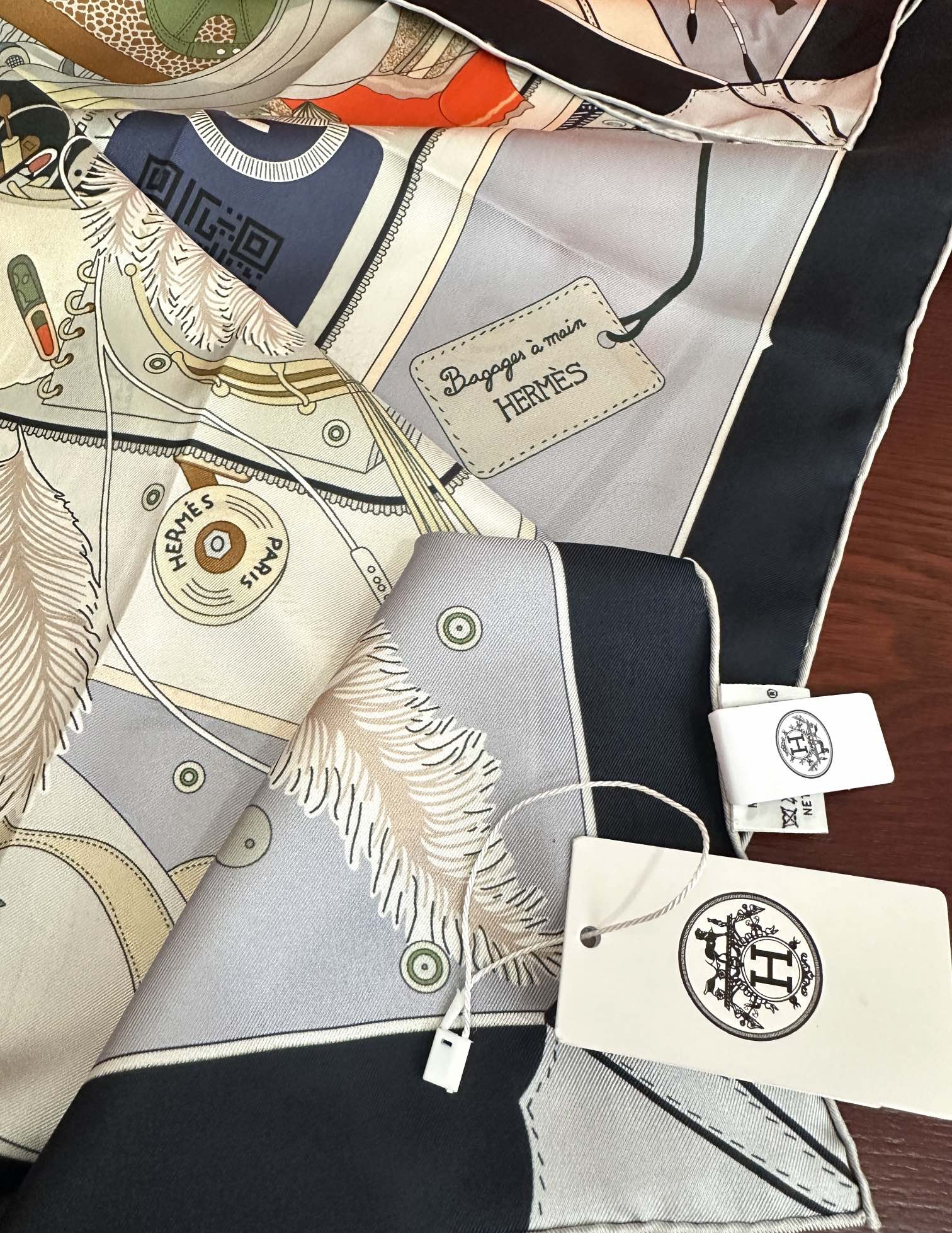 。爱 马 仕 官网同步手工卷边真丝方巾[得意] 这款爱马家展现强大而迷人的女性魅力精髓[色]此90厘米方