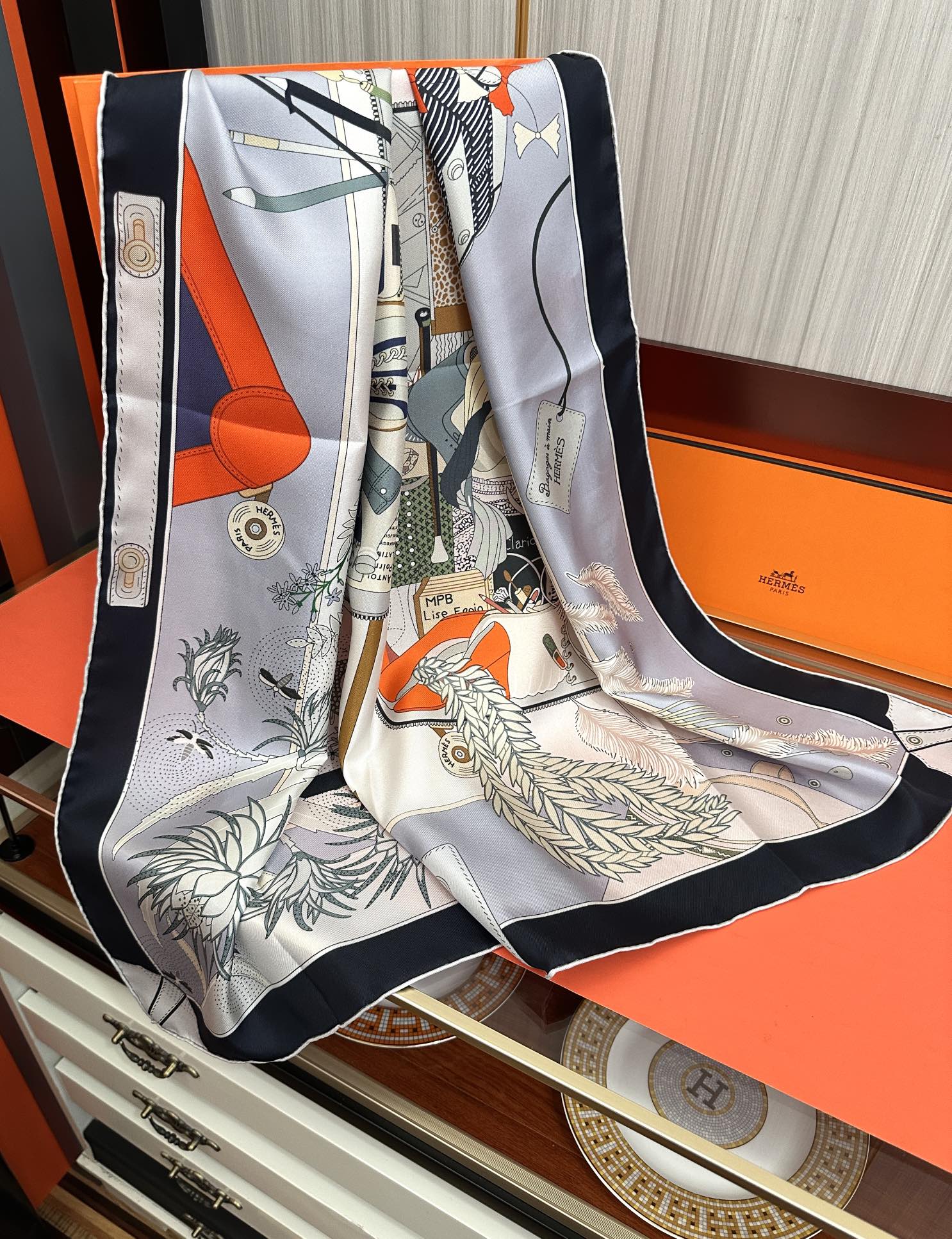 。爱 马 仕 官网同步手工卷边真丝方巾[得意] 这款爱马家展现强大而迷人的女性魅力精髓[色]此90厘米方