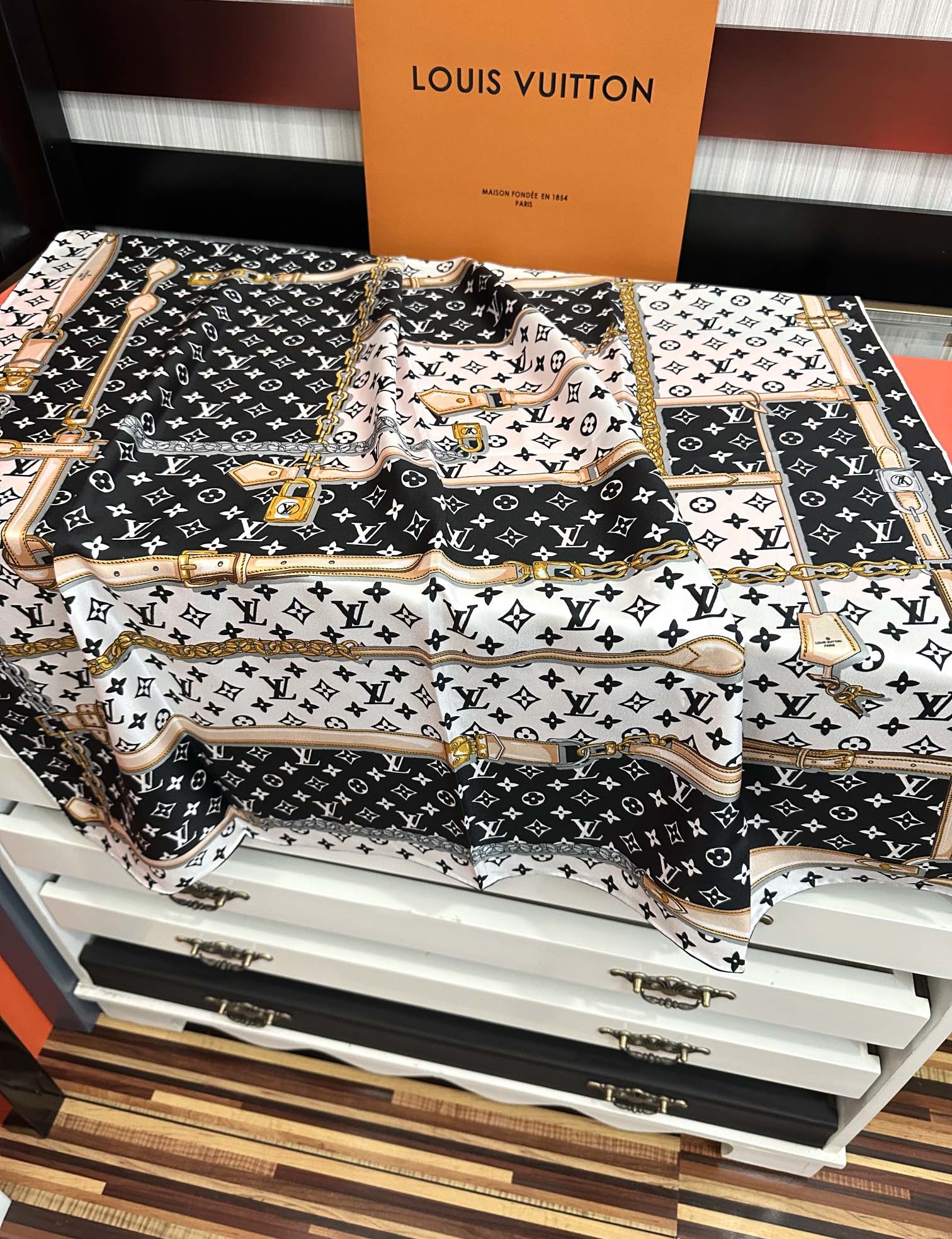 上新，L家 2025年最新款。💃💄女神及日常都非常好搭配的款😍平时穿搭也非常好搭配，整个人看起来都会神采