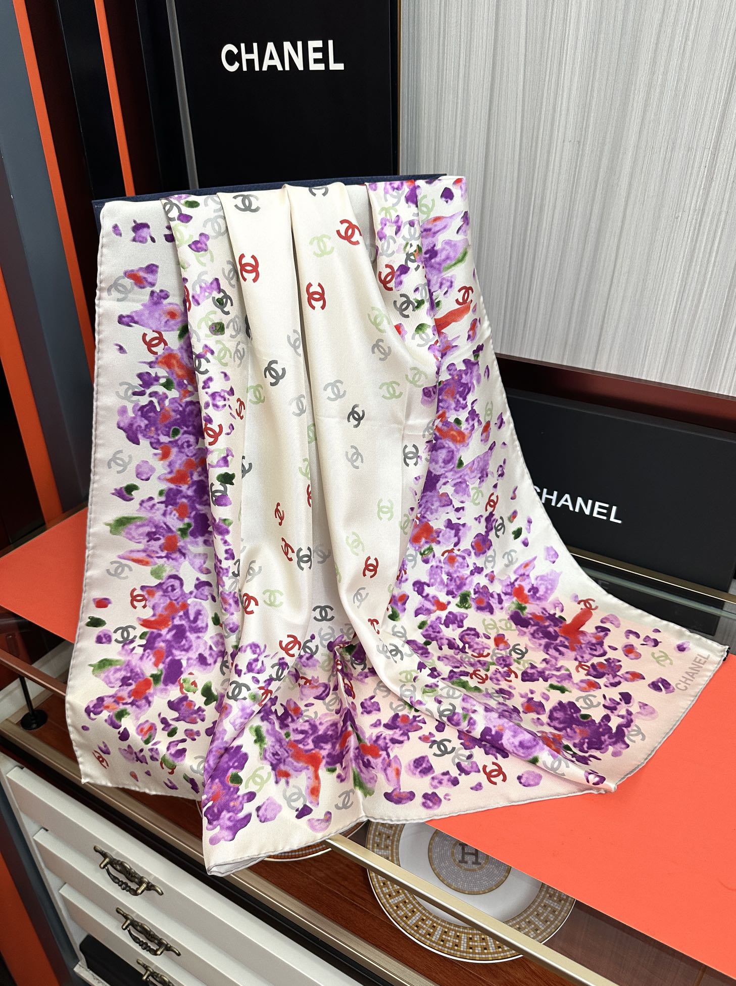 。香奈儿 【CC花卉】官网同步 薰衣草紫💜其繁花设计和晕染手法展现了典雅与浪漫的气质[得意]彩色字母的点