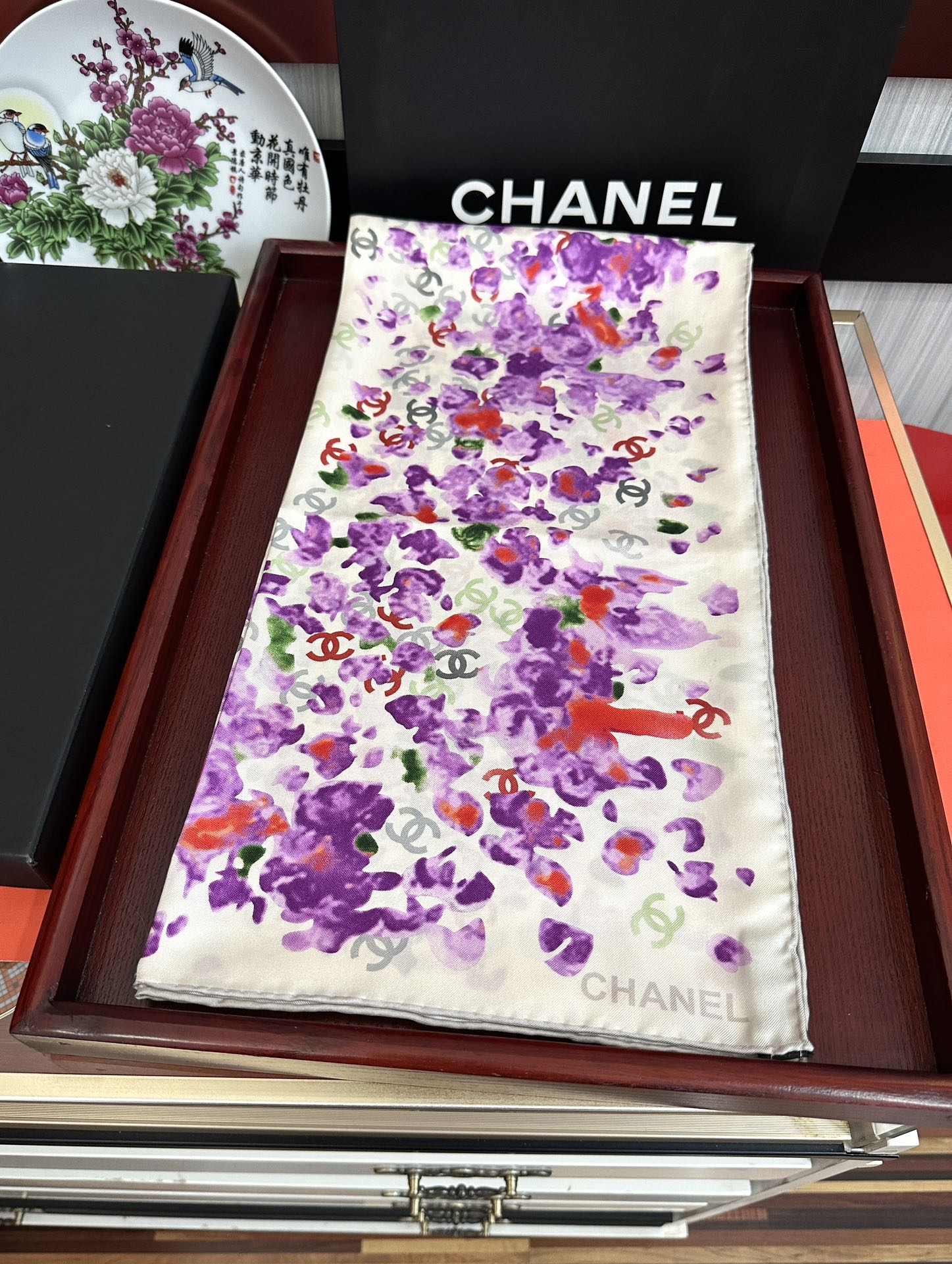 。香奈儿 【CC花卉】官网同步 薰衣草紫💜其繁花设计和晕染手法展现了典雅与浪漫的气质[得意]彩色字母的点