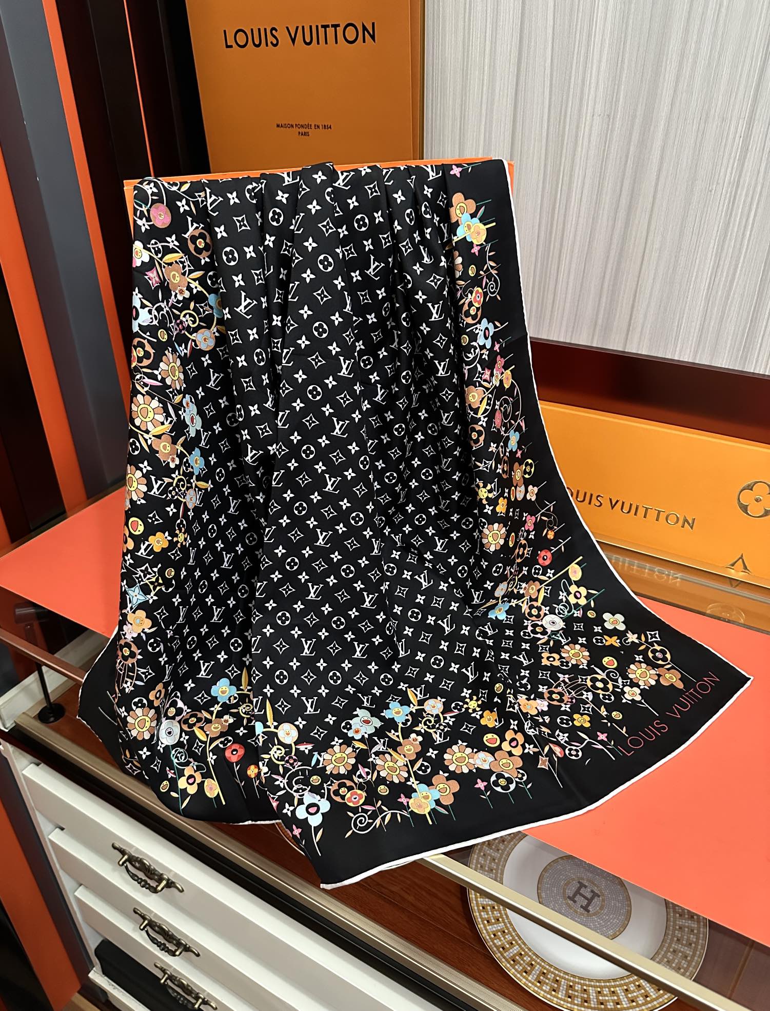 。高版本LV官网同步【双面同色】[庆祝]2025最新款“L家”通过别致的经典色彩向原创设计致敬[太阳]作