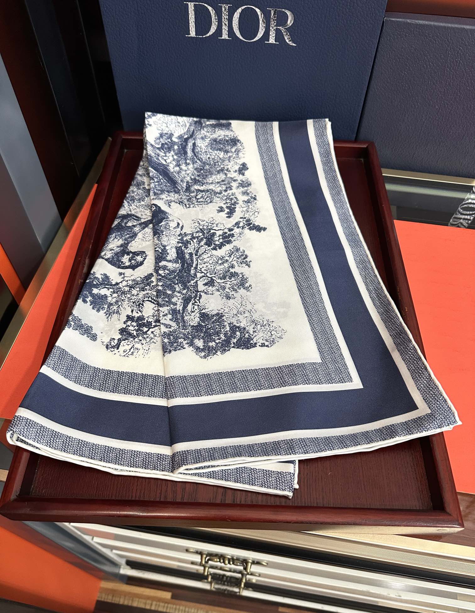 。Dior 印花方巾 2025【18姆米双面同色】[庆祝]Sauvage 茹伊印花这款方巾以经典的 Sa