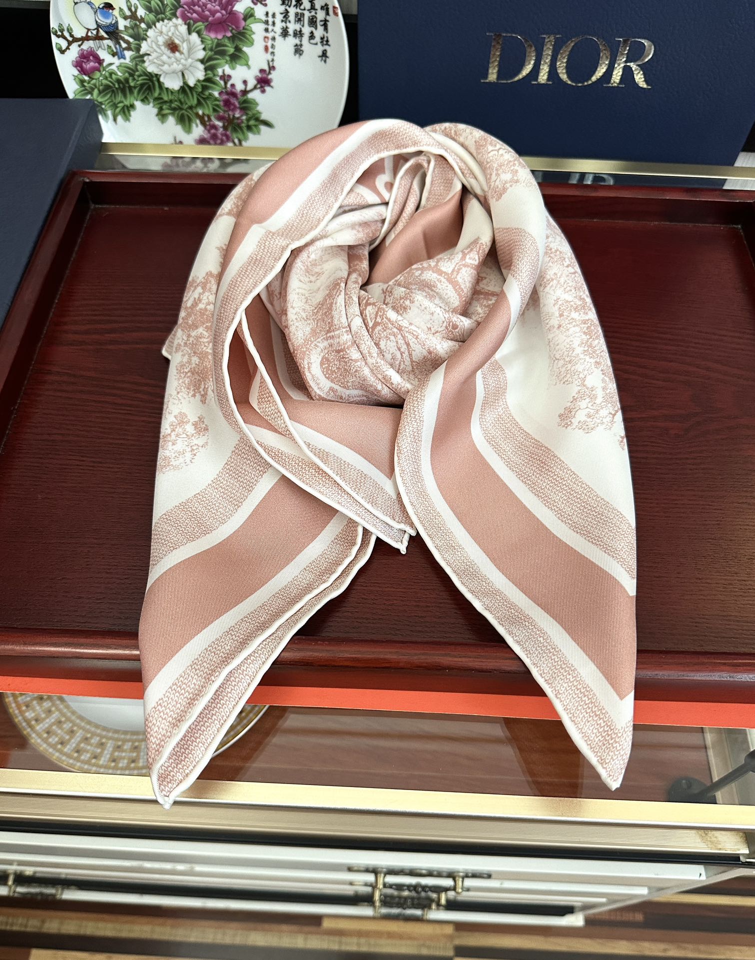 。Dior 印花方巾 2025【18姆米双面同色】[庆祝]Sauvage 茹伊印花这款方巾以经典的 Sa