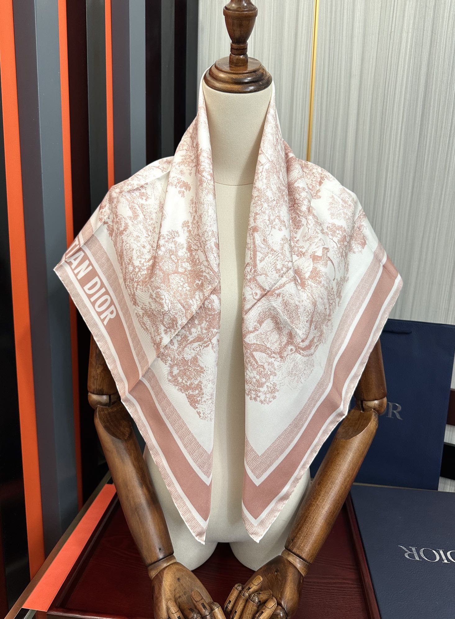 。Dior 印花方巾 2025【18姆米双面同色】[庆祝]Sauvage 茹伊印花这款方巾以经典的 Sa