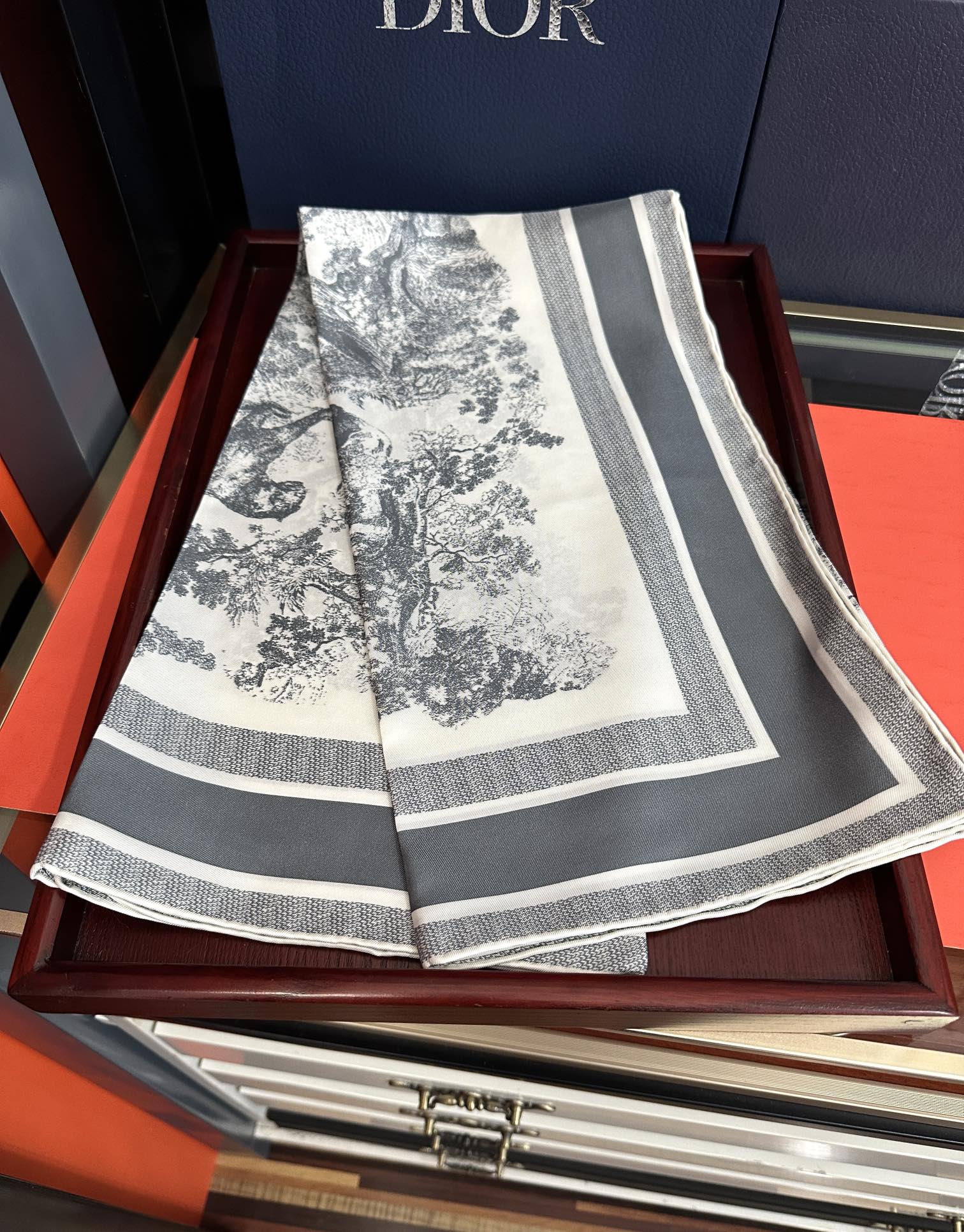 。Dior 印花方巾 2025【18姆米双面同色】[庆祝]Sauvage 茹伊印花这款方巾以经典的 Sa