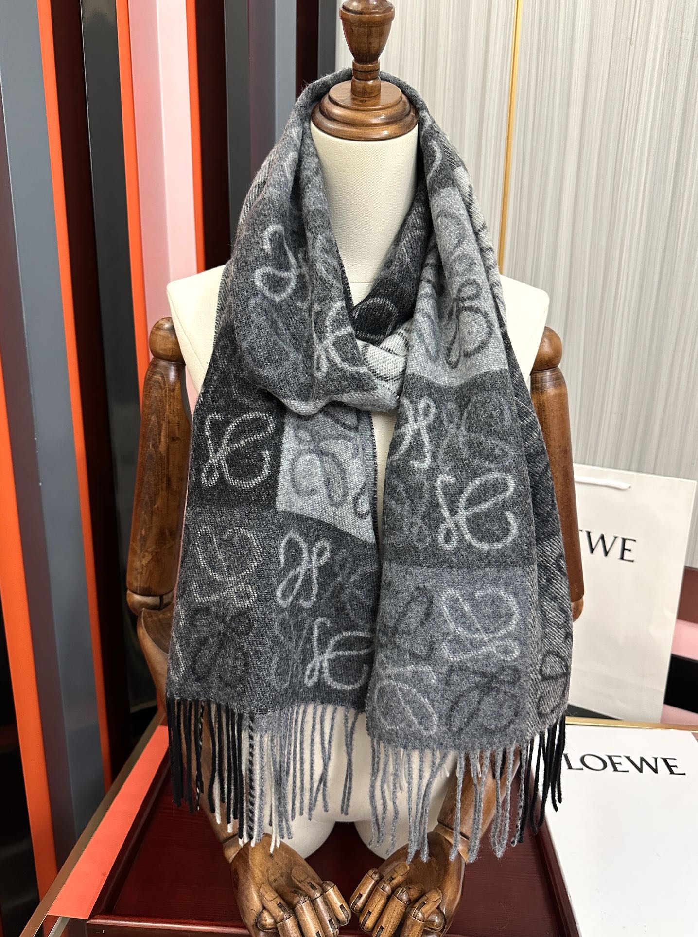 。罗意威【双色棋盘格长巾】很幸運拿到這個品牌的東西真的不多見[强]很少在國內做訂單，款式真的少的可怜[礼