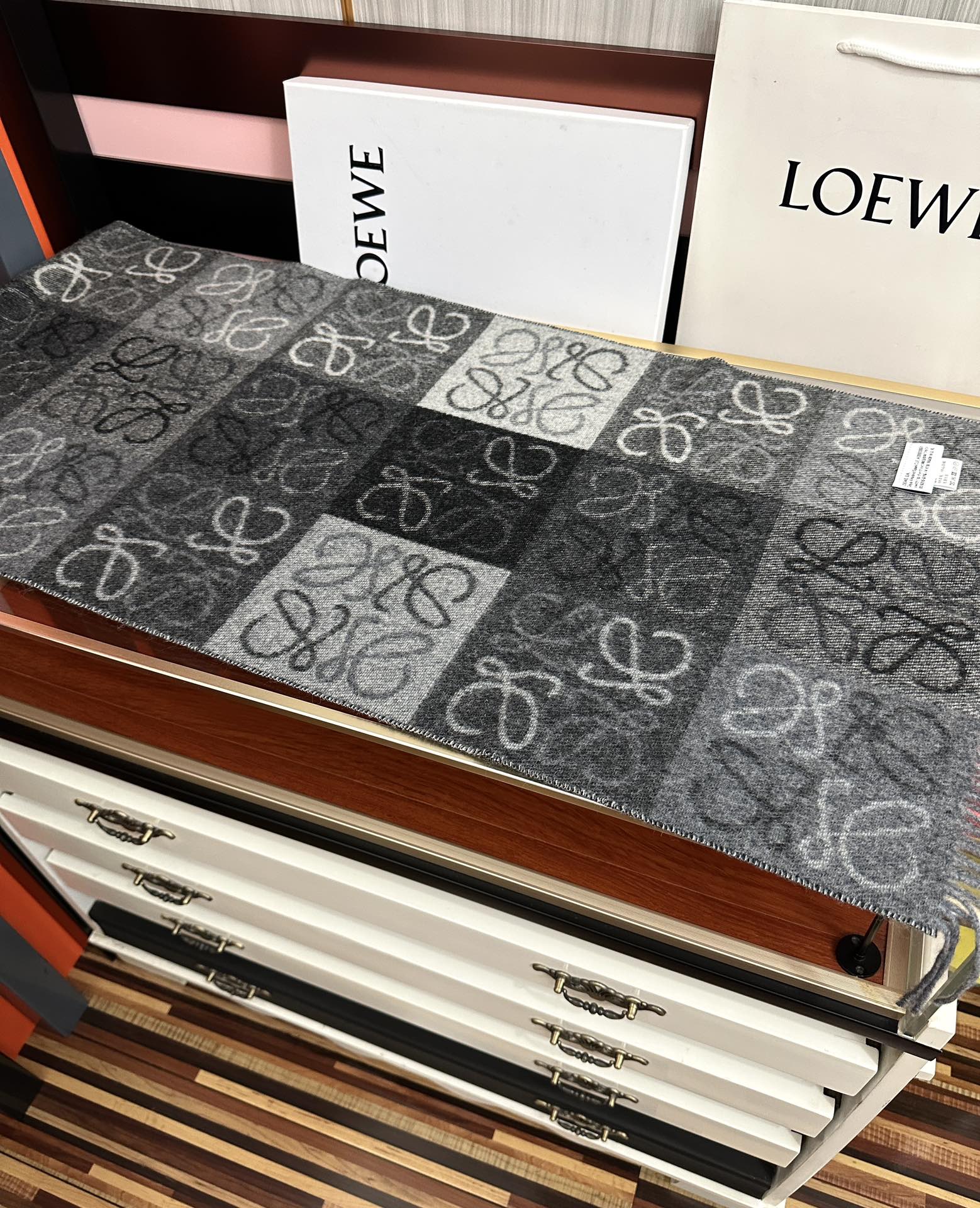 。罗意威【双色棋盘格长巾】很幸運拿到這個品牌的東西真的不多見[强]很少在國內做訂單，款式真的少的可怜[礼