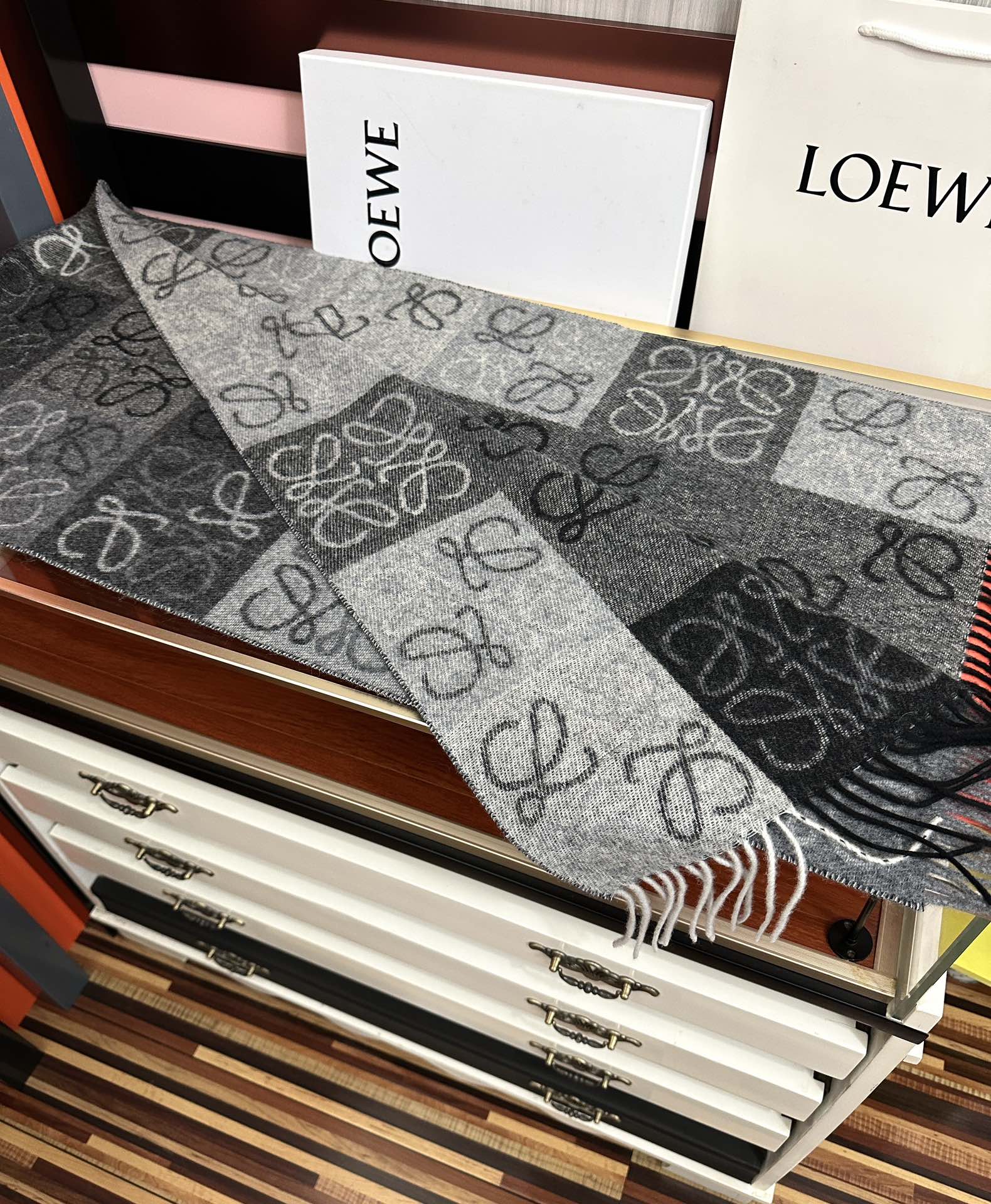 。罗意威【双色棋盘格长巾】很幸運拿到這個品牌的東西真的不多見[强]很少在國內做訂單，款式真的少的可怜[礼