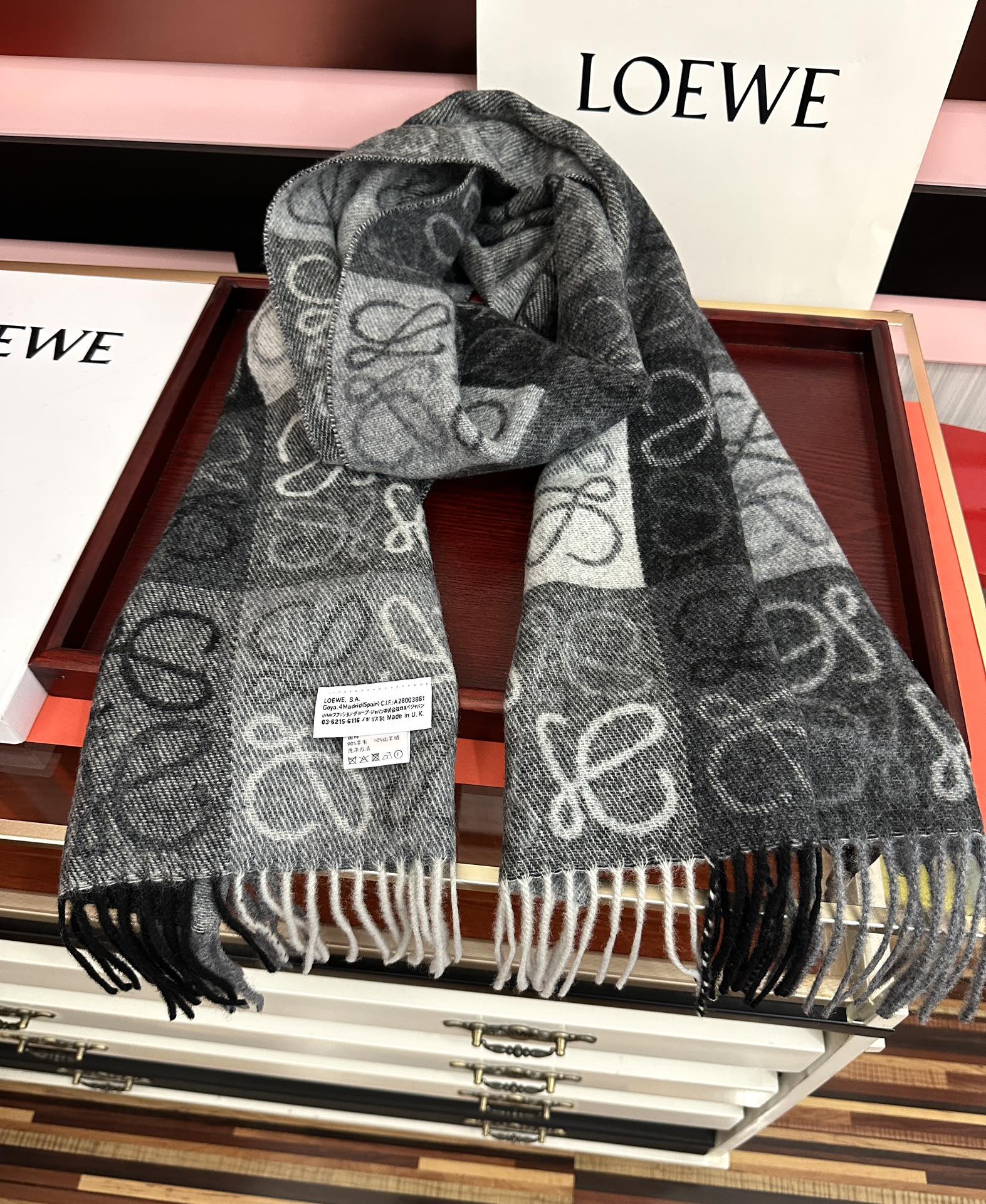 。罗意威【双色棋盘格长巾】很幸運拿到這個品牌的東西真的不多見[强]很少在國內做訂單，款式真的少的可怜[礼