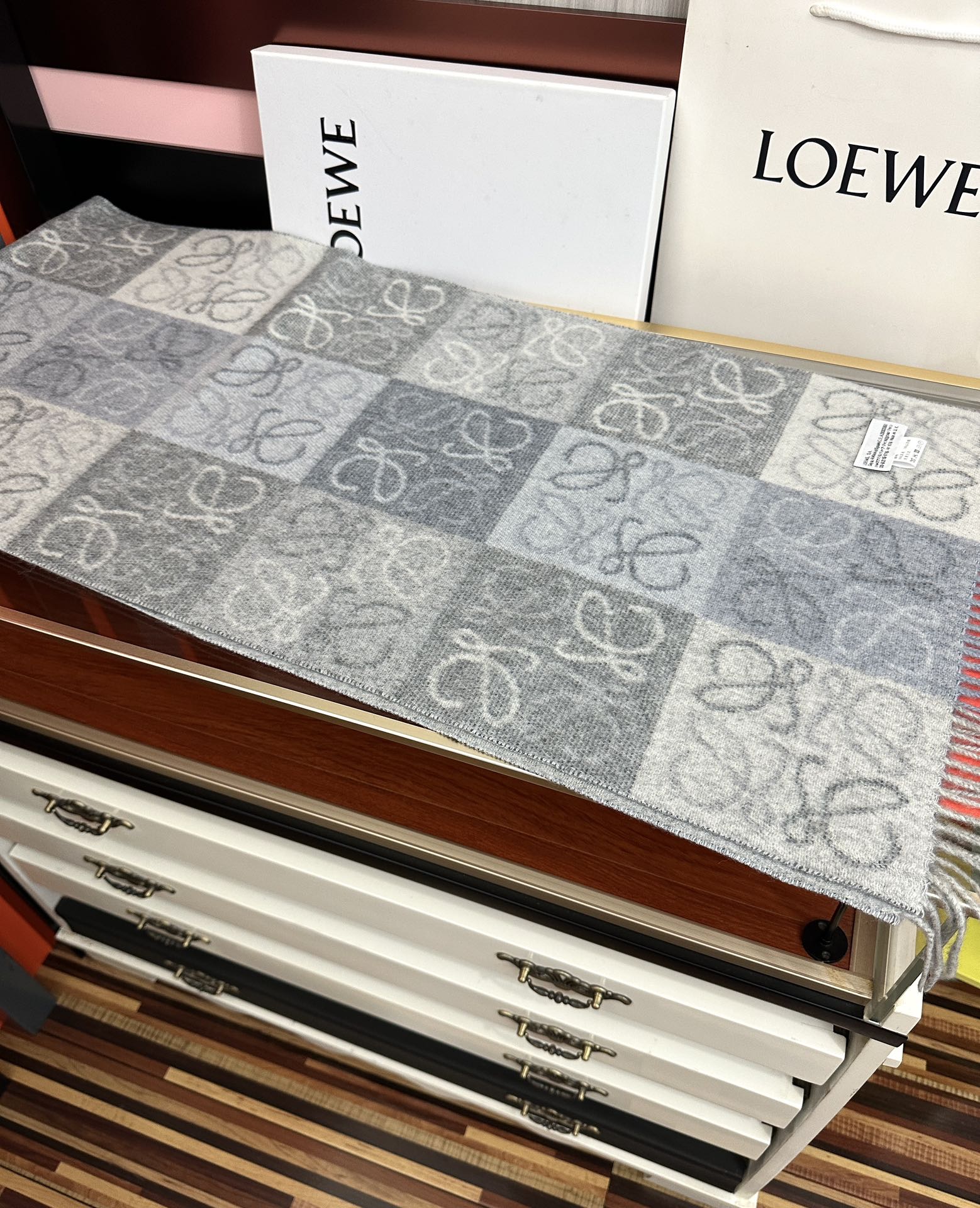 。罗意威【双色棋盘格长巾】很幸運拿到這個品牌的東西真的不多見[强]很少在國內做訂單，款式真的少的可怜[礼