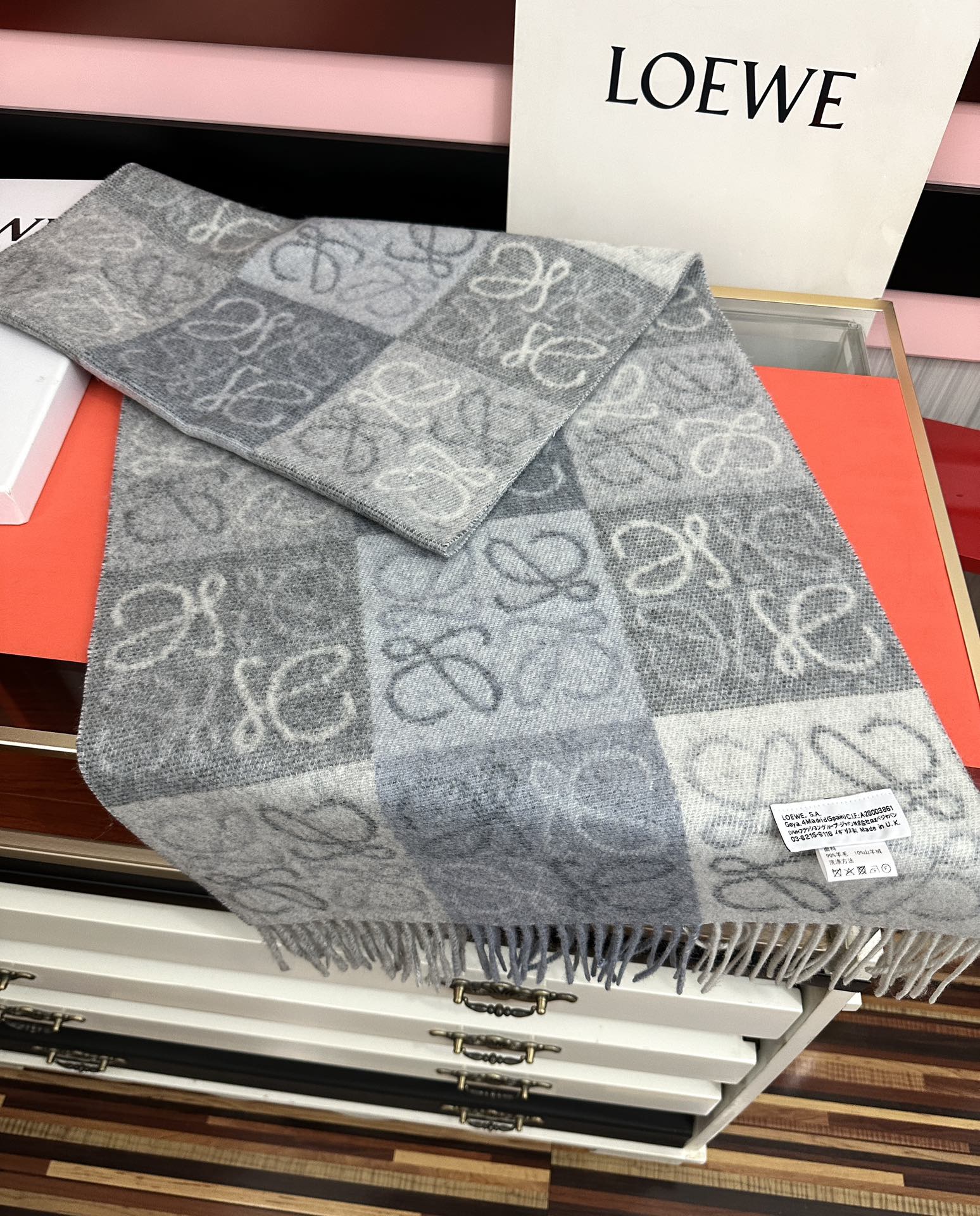 。罗意威【双色棋盘格长巾】很幸運拿到這個品牌的東西真的不多見[强]很少在國內做訂單，款式真的少的可怜[礼