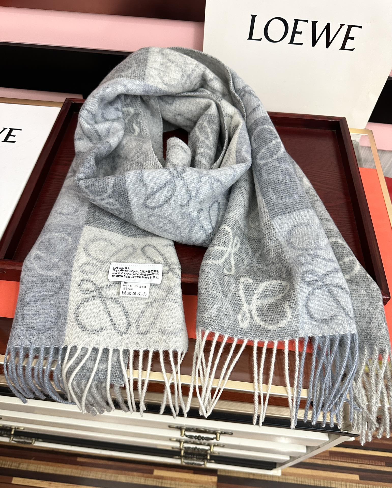 。罗意威【双色棋盘格长巾】很幸運拿到這個品牌的東西真的不多見[强]很少在國內做訂單，款式真的少的可怜[礼