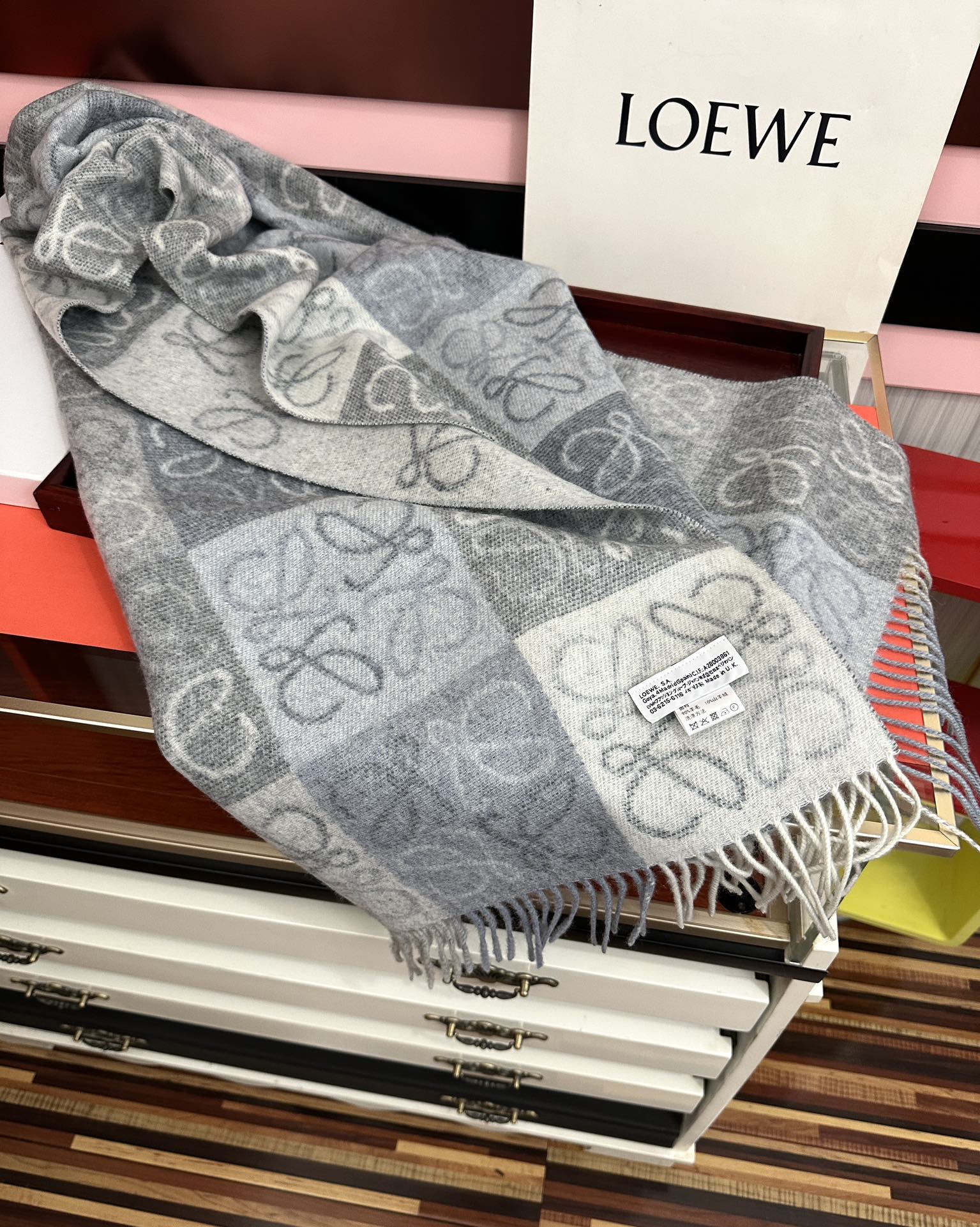 。罗意威【双色棋盘格长巾】很幸運拿到這個品牌的東西真的不多見[强]很少在國內做訂單，款式真的少的可怜[礼