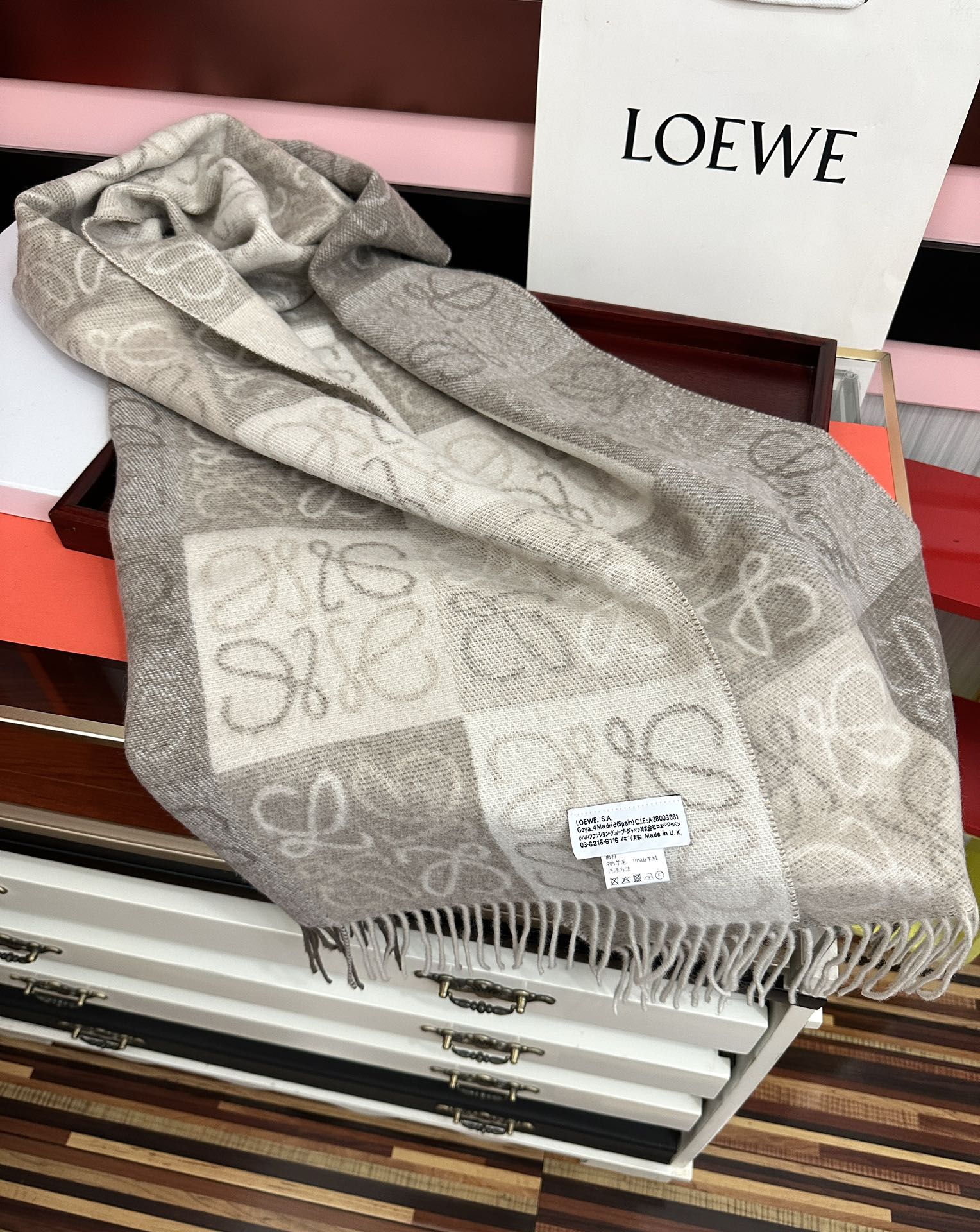 。罗意威【双色棋盘格长巾】很幸運拿到這個品牌的東西真的不多見[强]很少在國內做訂單，款式真的少的可怜[礼