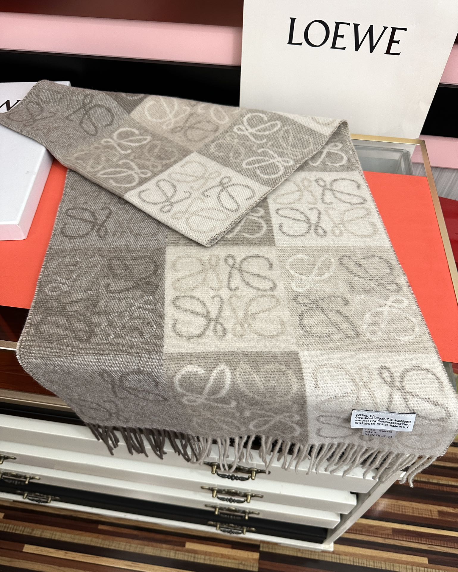 。罗意威【双色棋盘格长巾】很幸運拿到這個品牌的東西真的不多見[强]很少在國內做訂單，款式真的少的可怜[礼