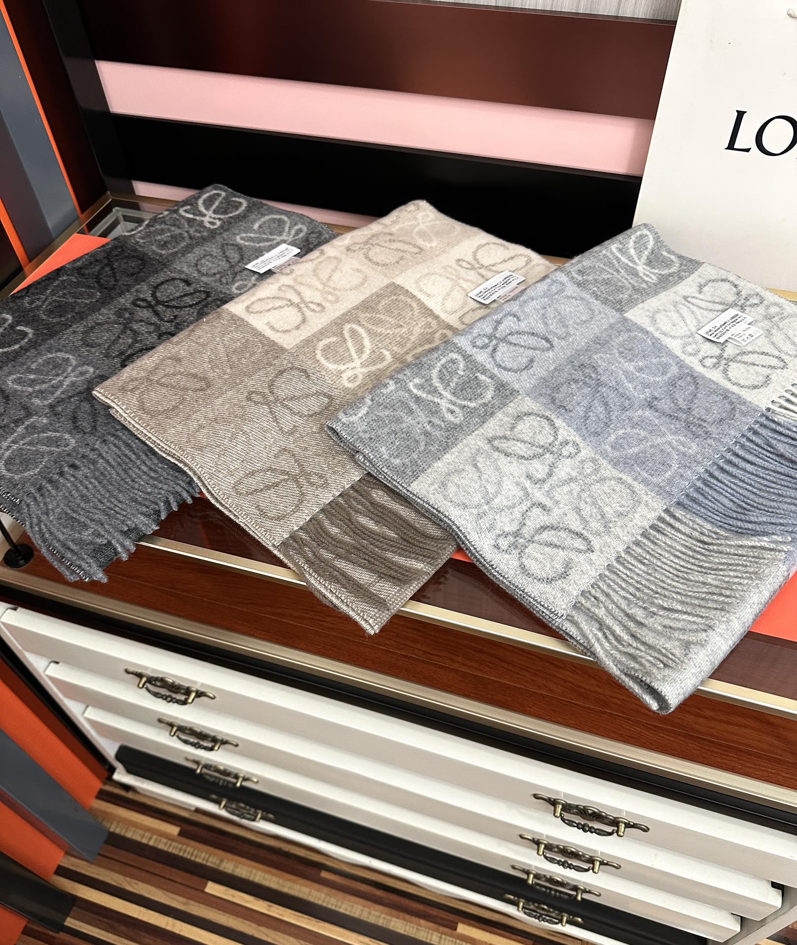 。罗意威【双色棋盘格长巾】很幸運拿到這個品牌的東西真的不多見[强]很少在國內做訂單，款式真的少的可怜[礼