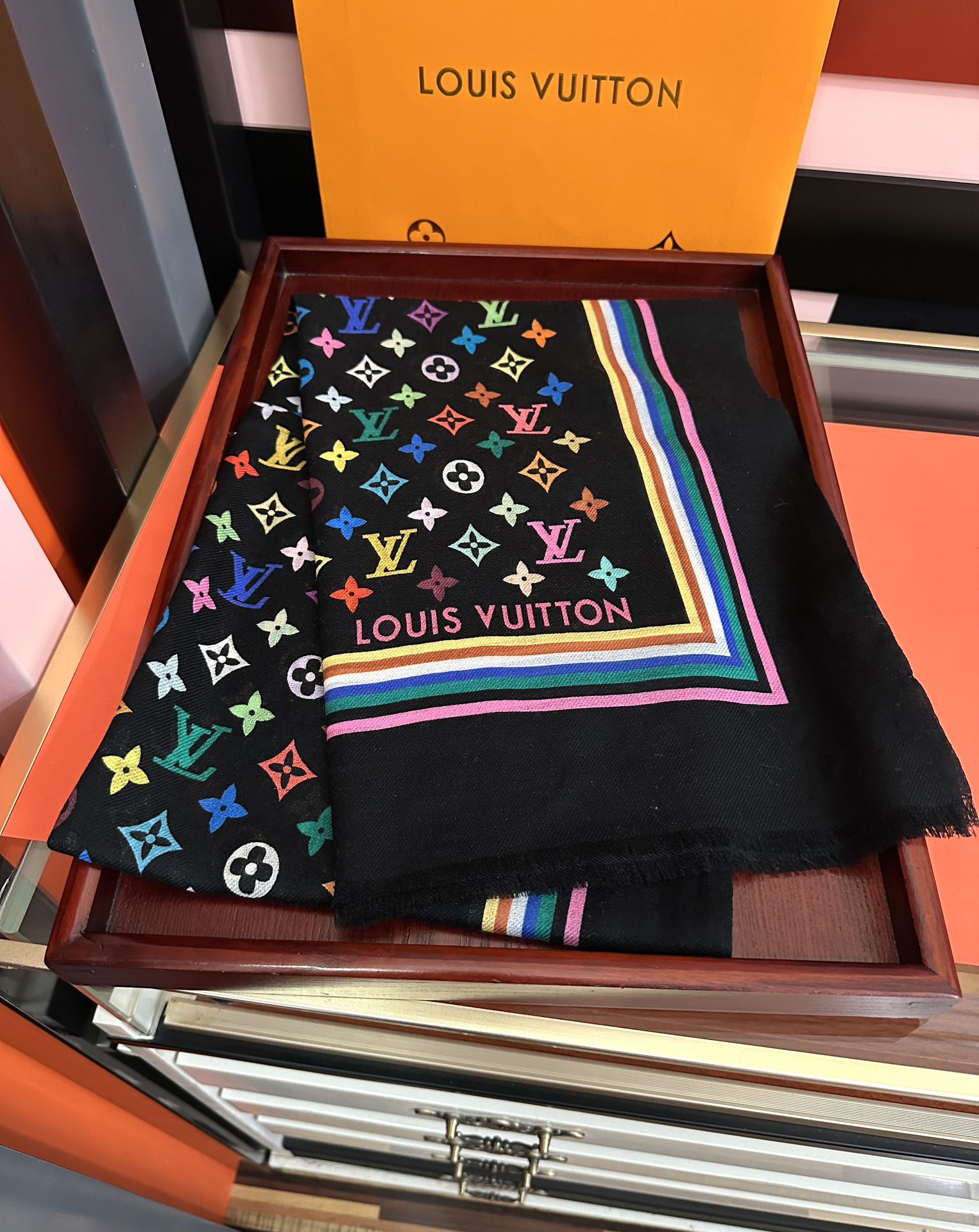 。上新 L 家 2025最新款[得意]真心赞👍【戒指绒长巾】😘💍实物真心美 🎀披肩配以印花💓💃🏻无论设计