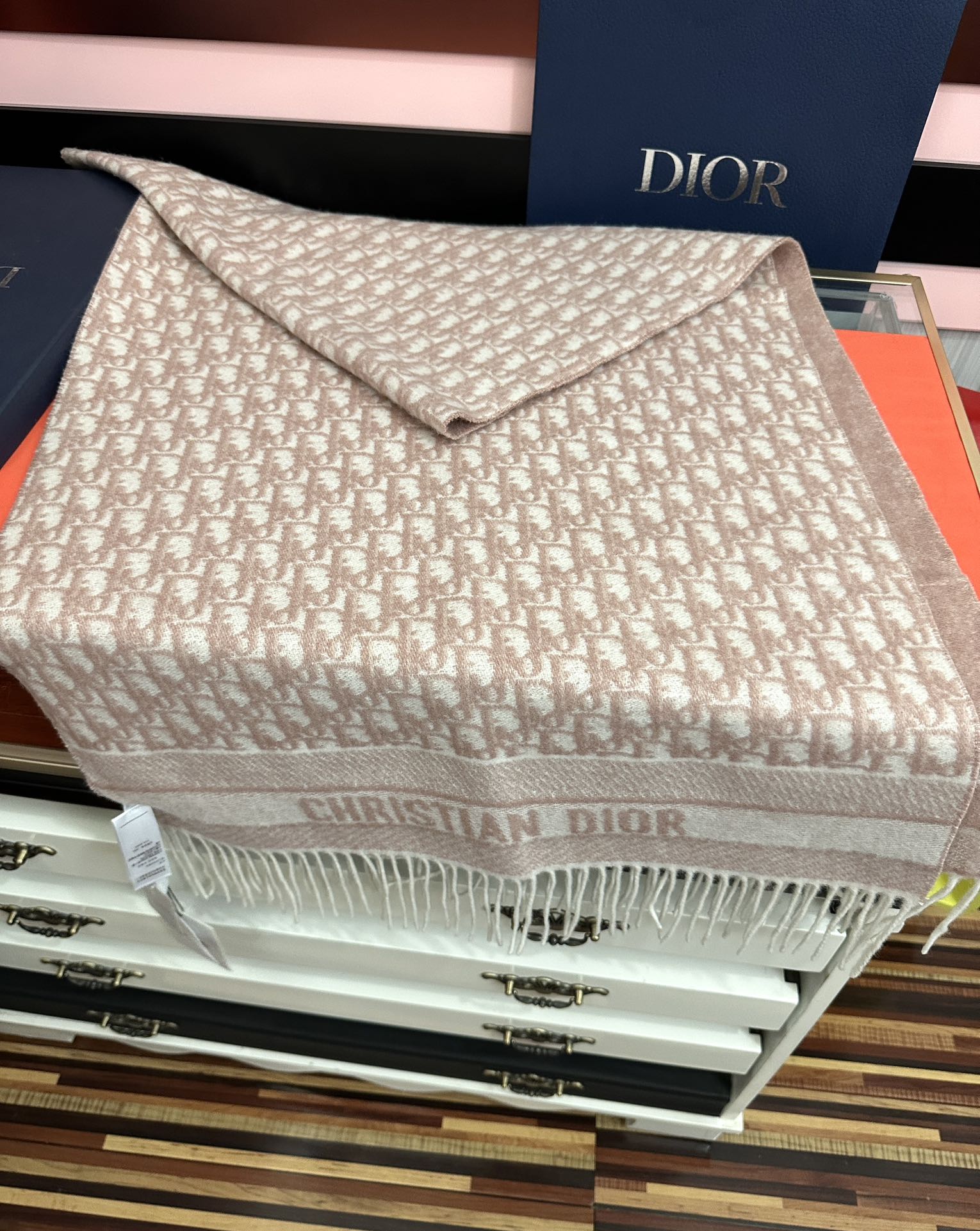 。高版本 好质量（迪奥）最新款 ·[庆祝]这款 Oblique 印花围巾重新诠释 Dior 经典标识[得