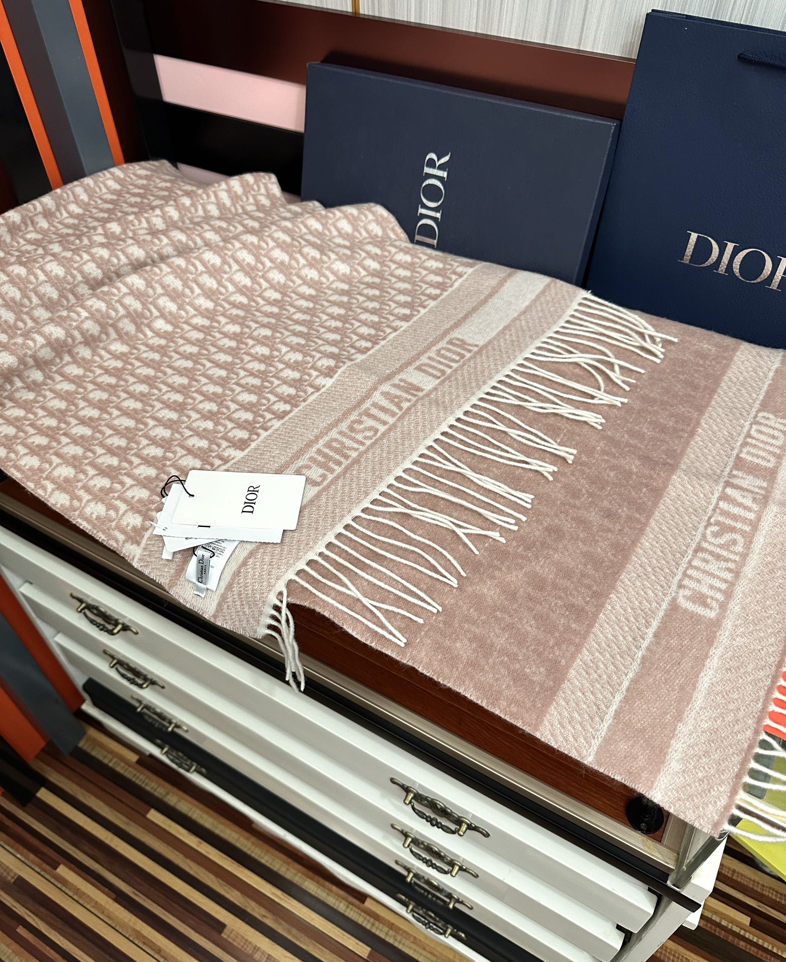 。高版本 好质量（迪奥）最新款 ·[庆祝]这款 Oblique 印花围巾重新诠释 Dior 经典标识[得