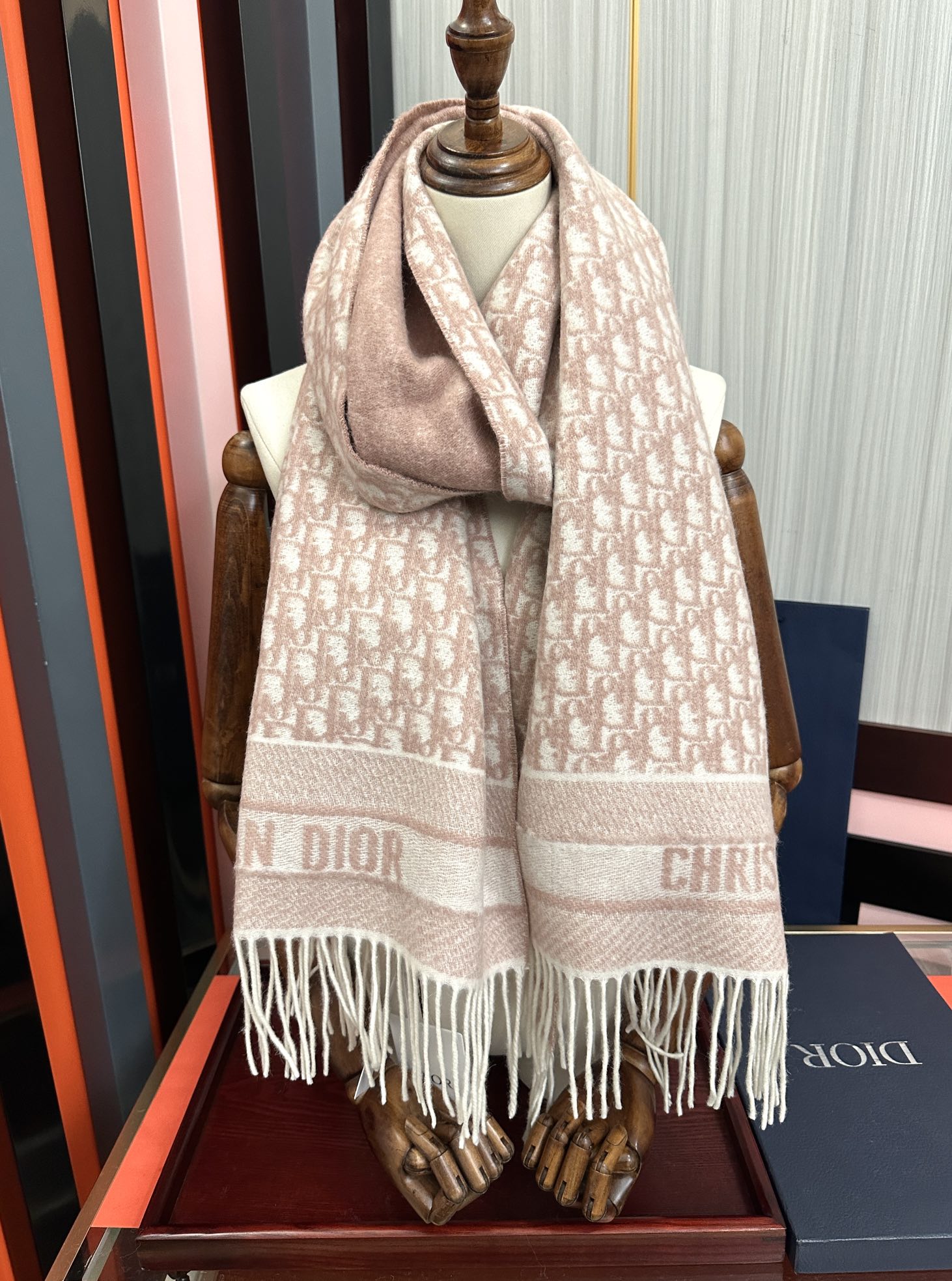 。高版本 好质量（迪奥）最新款 ·[庆祝]这款 Oblique 印花围巾重新诠释 Dior 经典标识[得