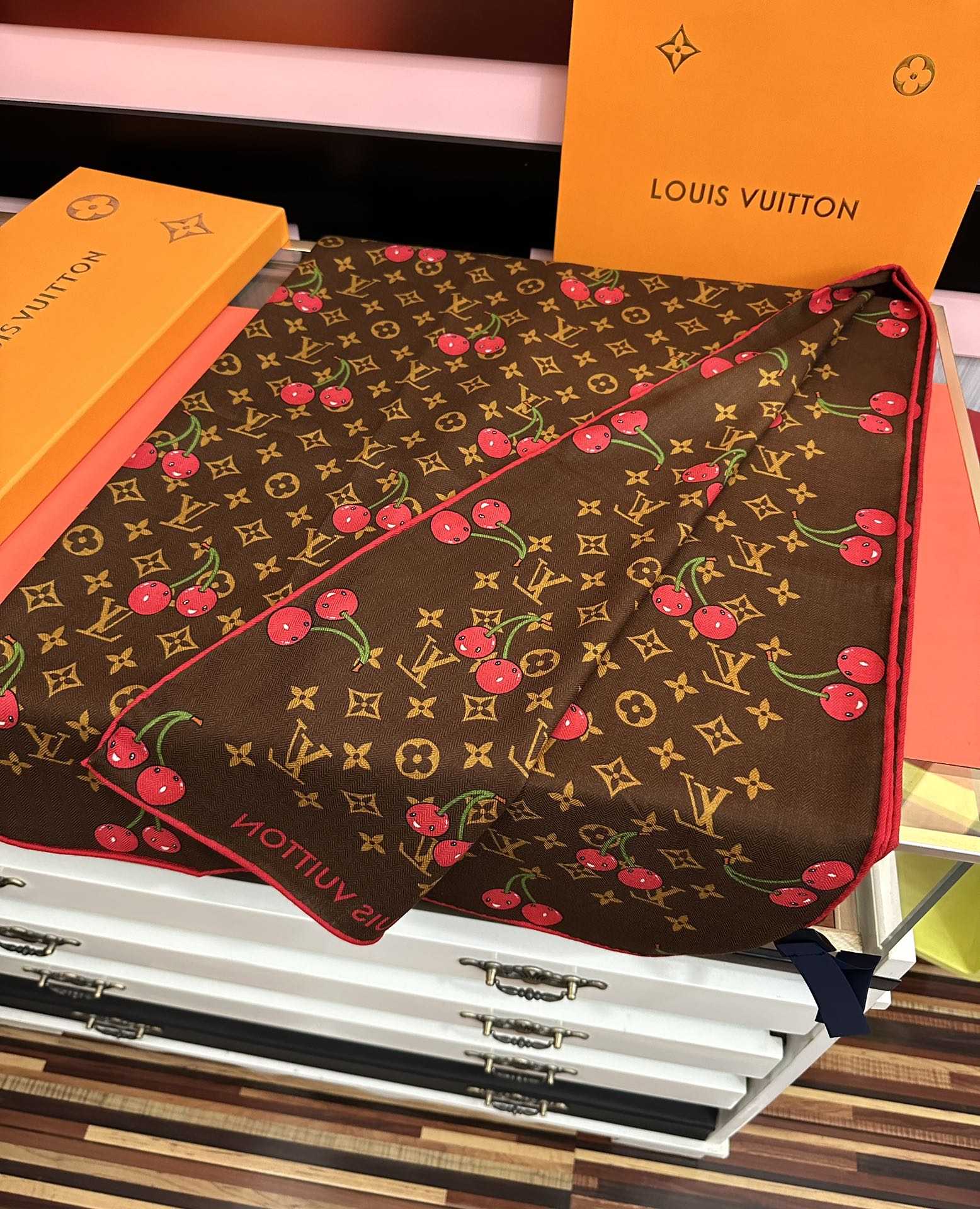 新款❤️LV 2025双面同色【樱桃🍒围巾】经典优雅[礼物]~气质到骨子里[色]新一季的面料超高级，真心