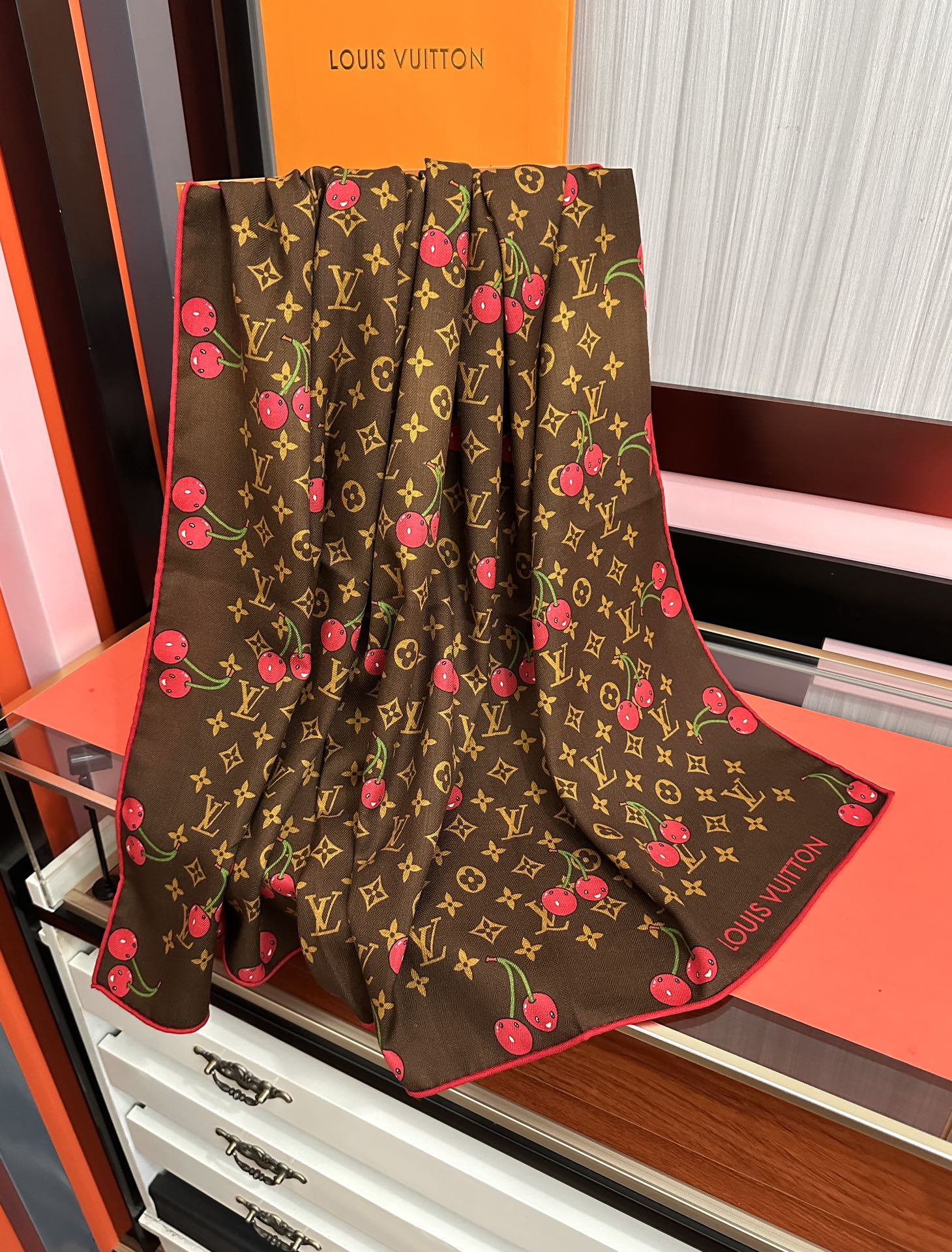 新款❤️LV 2025双面同色【樱桃🍒围巾】经典优雅[礼物]~气质到骨子里[色]新一季的面料超高级，真心