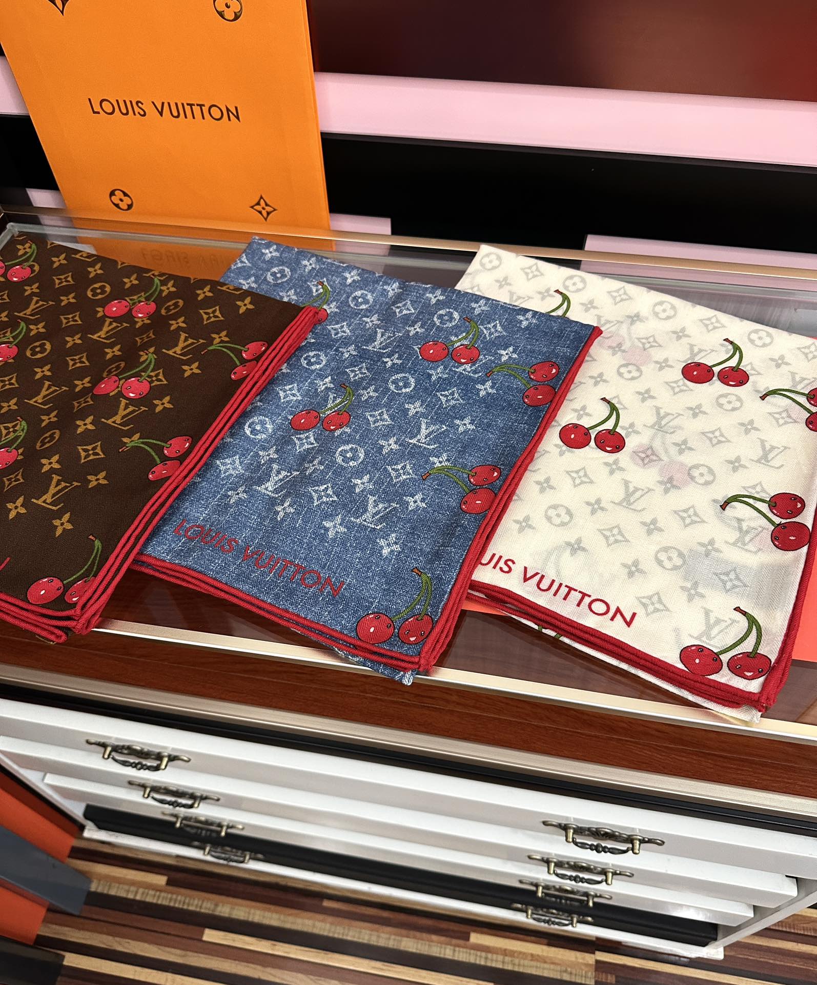 新款❤️LV 2025双面同色【樱桃🍒围巾】经典优雅[礼物]~气质到骨子里[色]新一季的面料超高级，真心