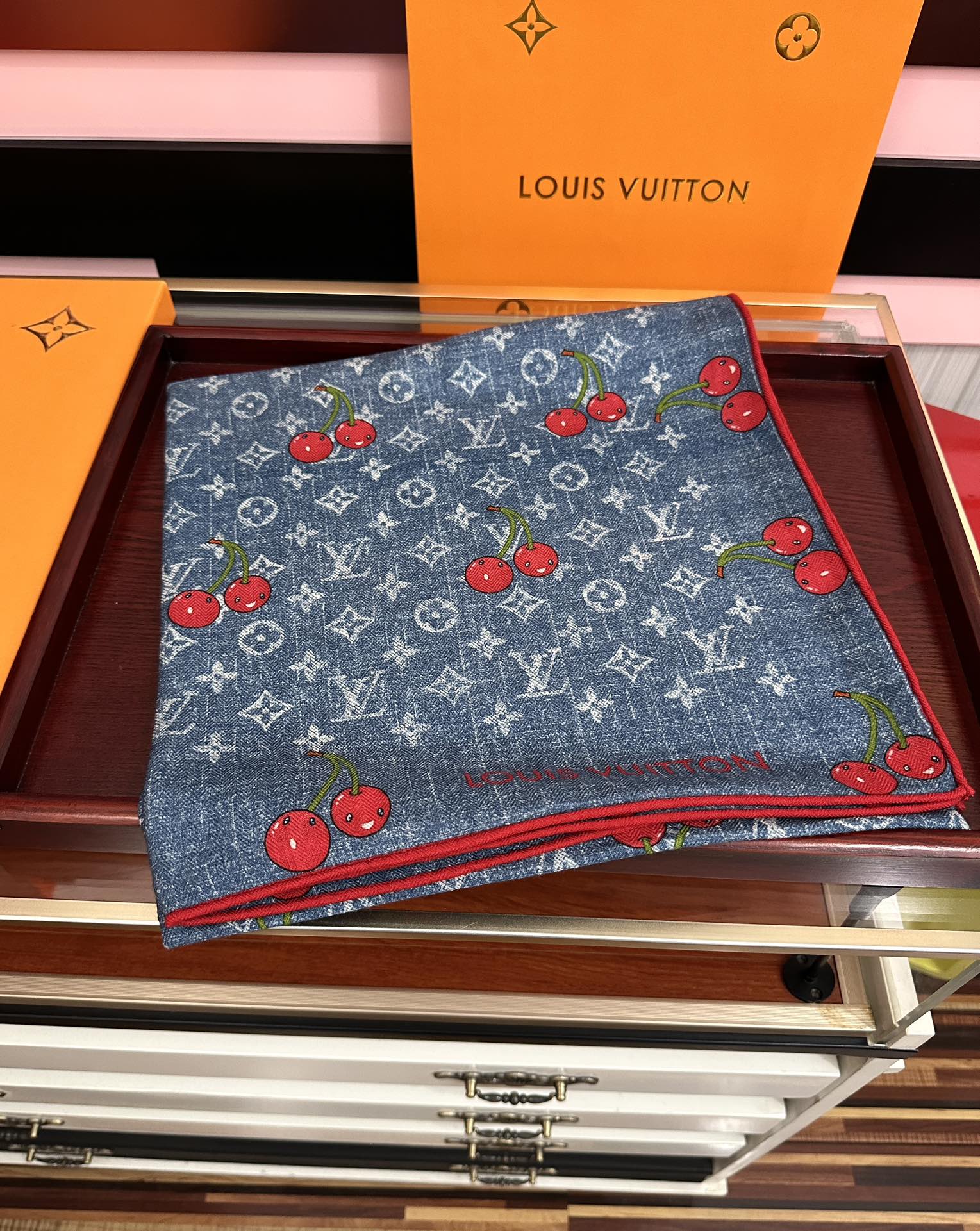 新款❤️LV 2025双面同色【樱桃🍒围巾】经典优雅[礼物]~气质到骨子里[色]新一季的面料超高级，真心