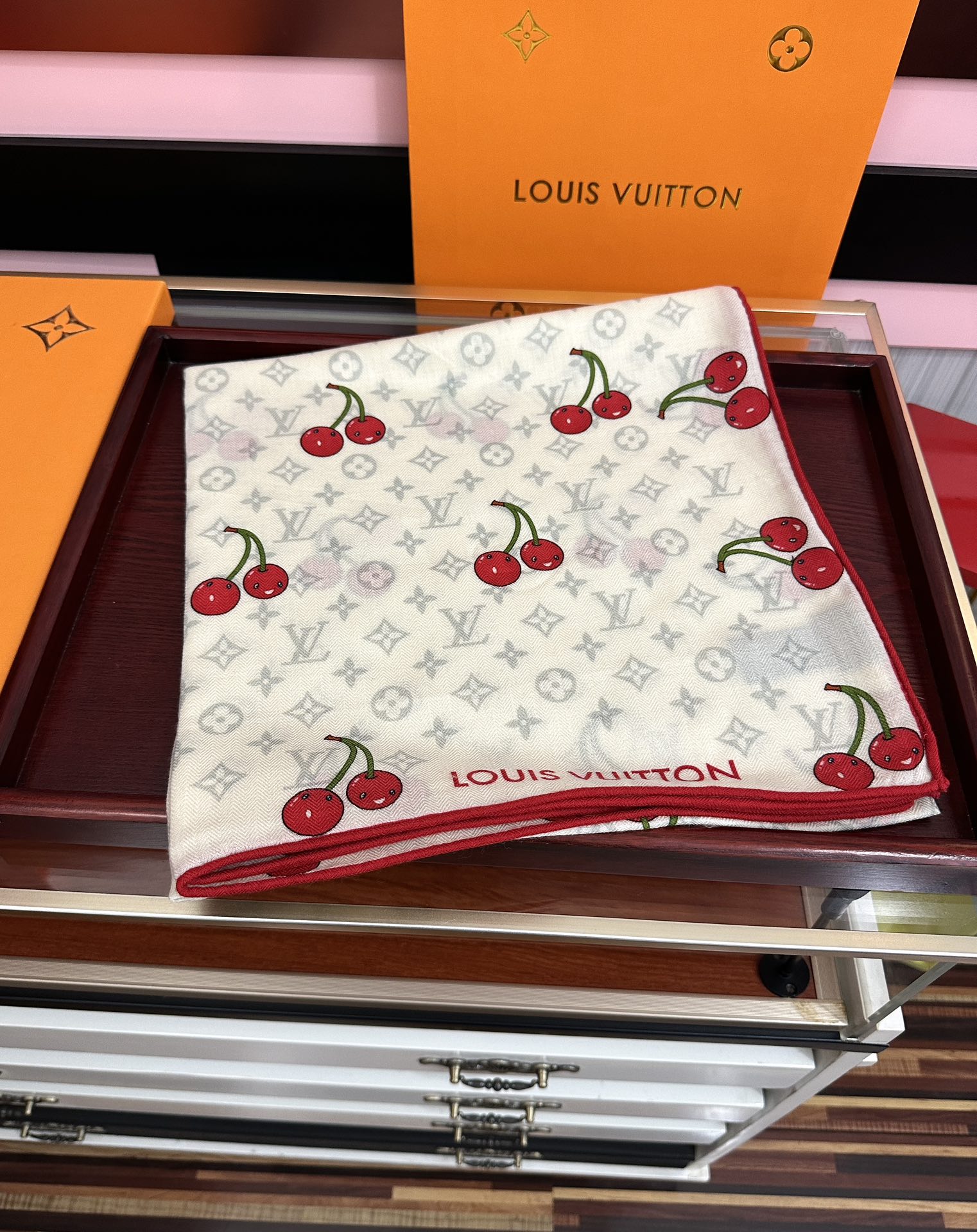 新款❤️LV 2025双面同色【樱桃🍒围巾】经典优雅[礼物]~气质到骨子里[色]新一季的面料超高级，真心
