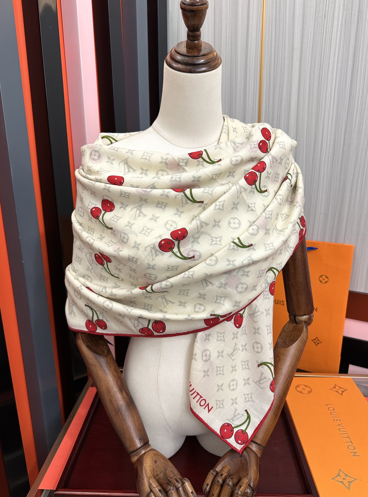 新款❤️LV 2025双面同色【樱桃🍒围巾】经典优雅[礼物]~气质到骨子里[色]新一季的面料超高级，真心