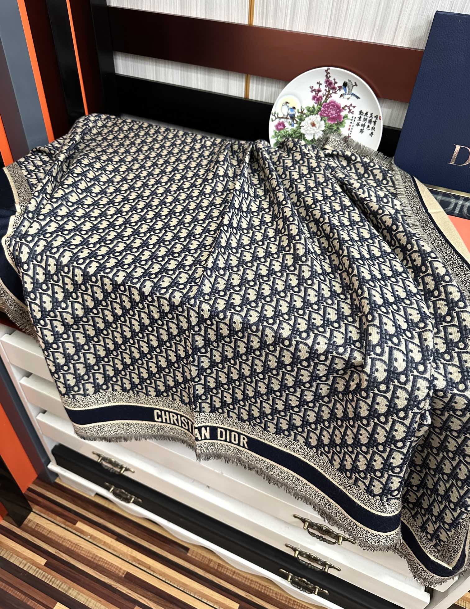 爆款。迪奥 2025最新的专柜款【D字母印花】羊绒方巾 💟 日常都非常好搭配的款😍一看到就想去买[得意]