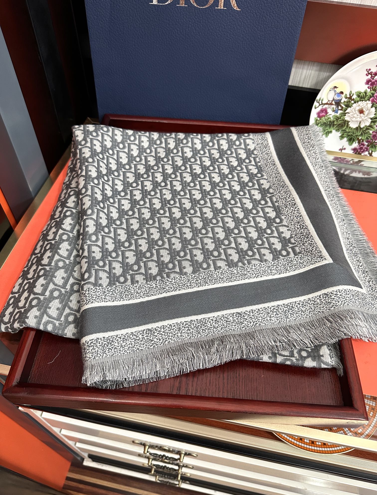 爆款。迪奥 2025最新的专柜款【D字母印花】羊绒方巾 💟 日常都非常好搭配的款😍一看到就想去买[得意]