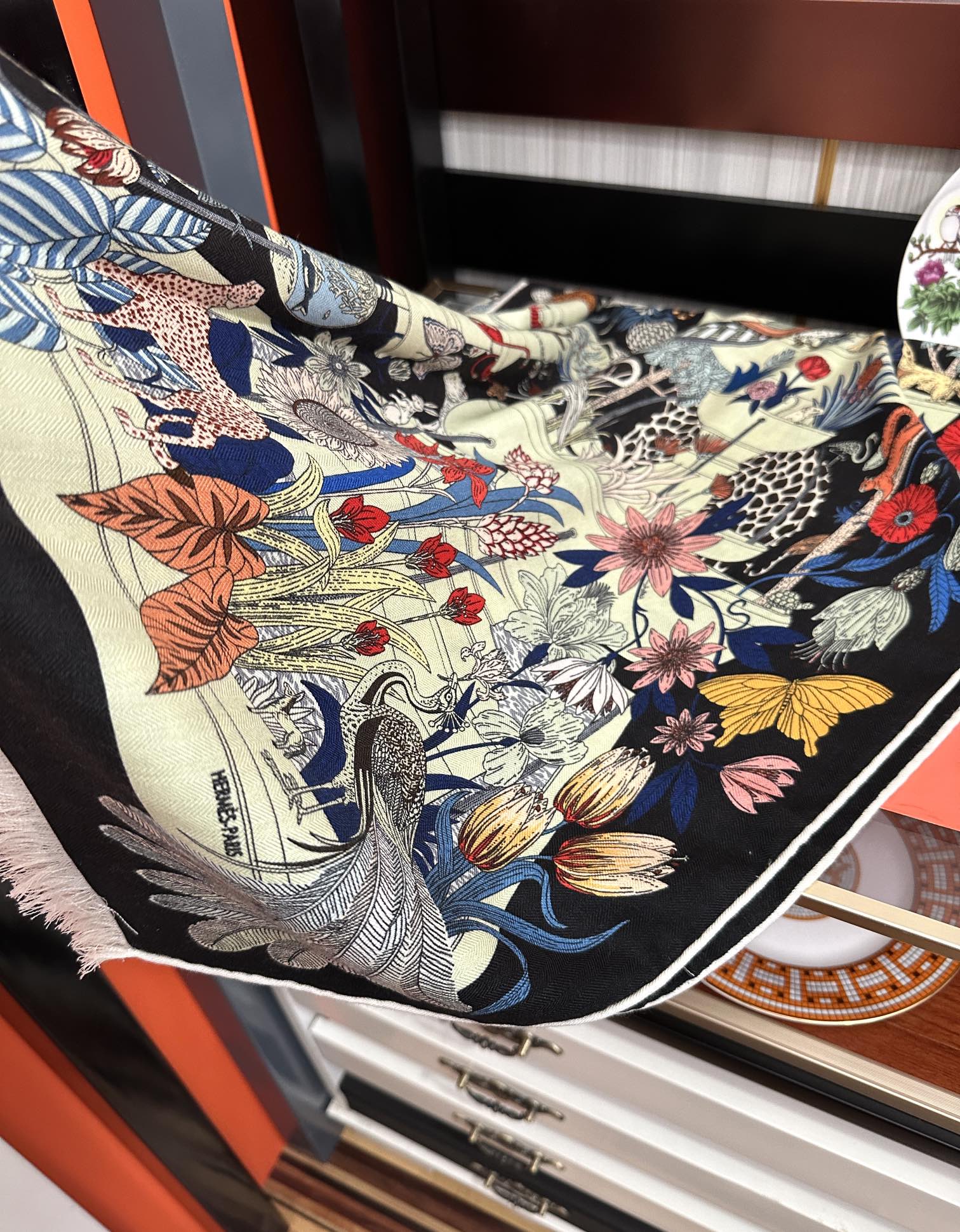 。新款 2025爱马士【双面同色印花】[吃瓜]下手一定要快[嘴唇]四季都可以用[勾引]真心美的让人非常非