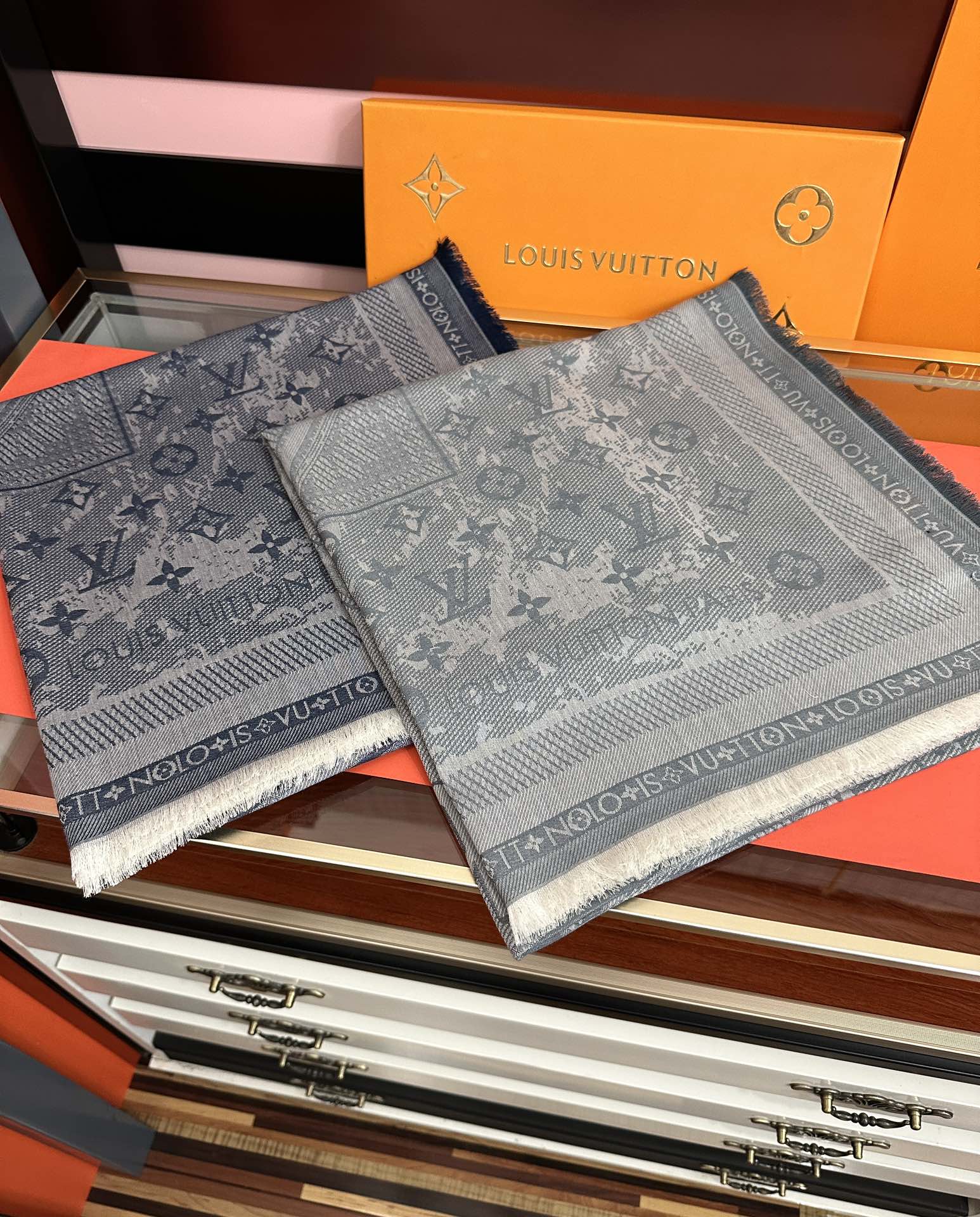 [庆祝]新款LV《复古海报》午夜蓝 午夜蓝底色赋予深沉优雅的质感展览中“午夜蓝调性。[得意] Malle