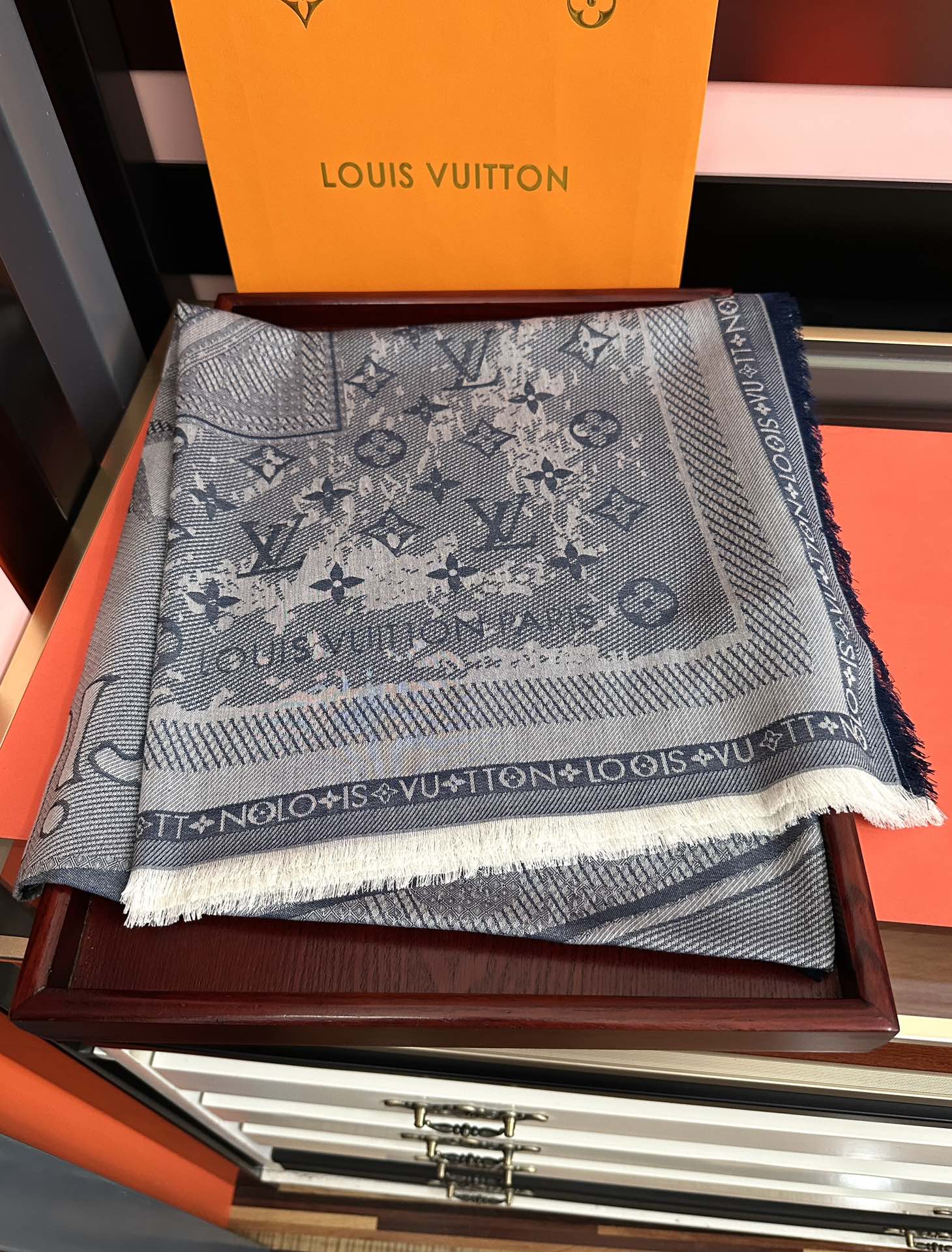 [庆祝]新款LV《复古海报》午夜蓝 午夜蓝底色赋予深沉优雅的质感展览中“午夜蓝调性。[得意] Malle