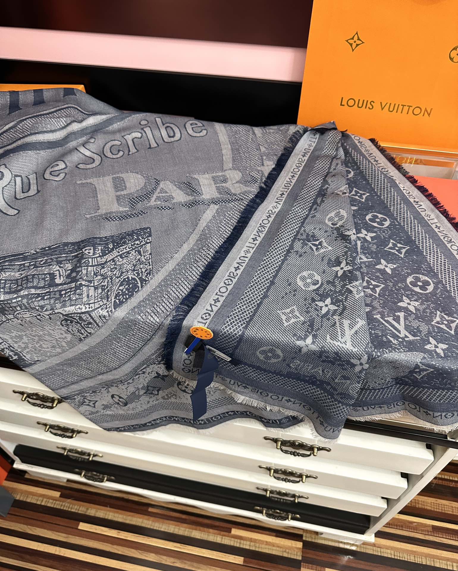 [庆祝]新款LV《复古海报》午夜蓝 午夜蓝底色赋予深沉优雅的质感展览中“午夜蓝调性。[得意] Malle