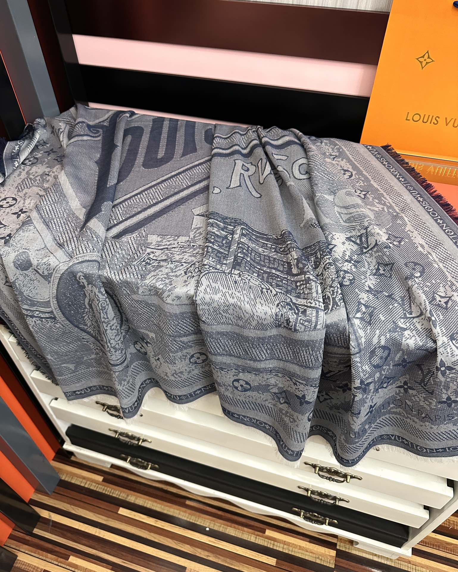 [庆祝]新款LV《复古海报》午夜蓝 午夜蓝底色赋予深沉优雅的质感展览中“午夜蓝调性。[得意] Malle